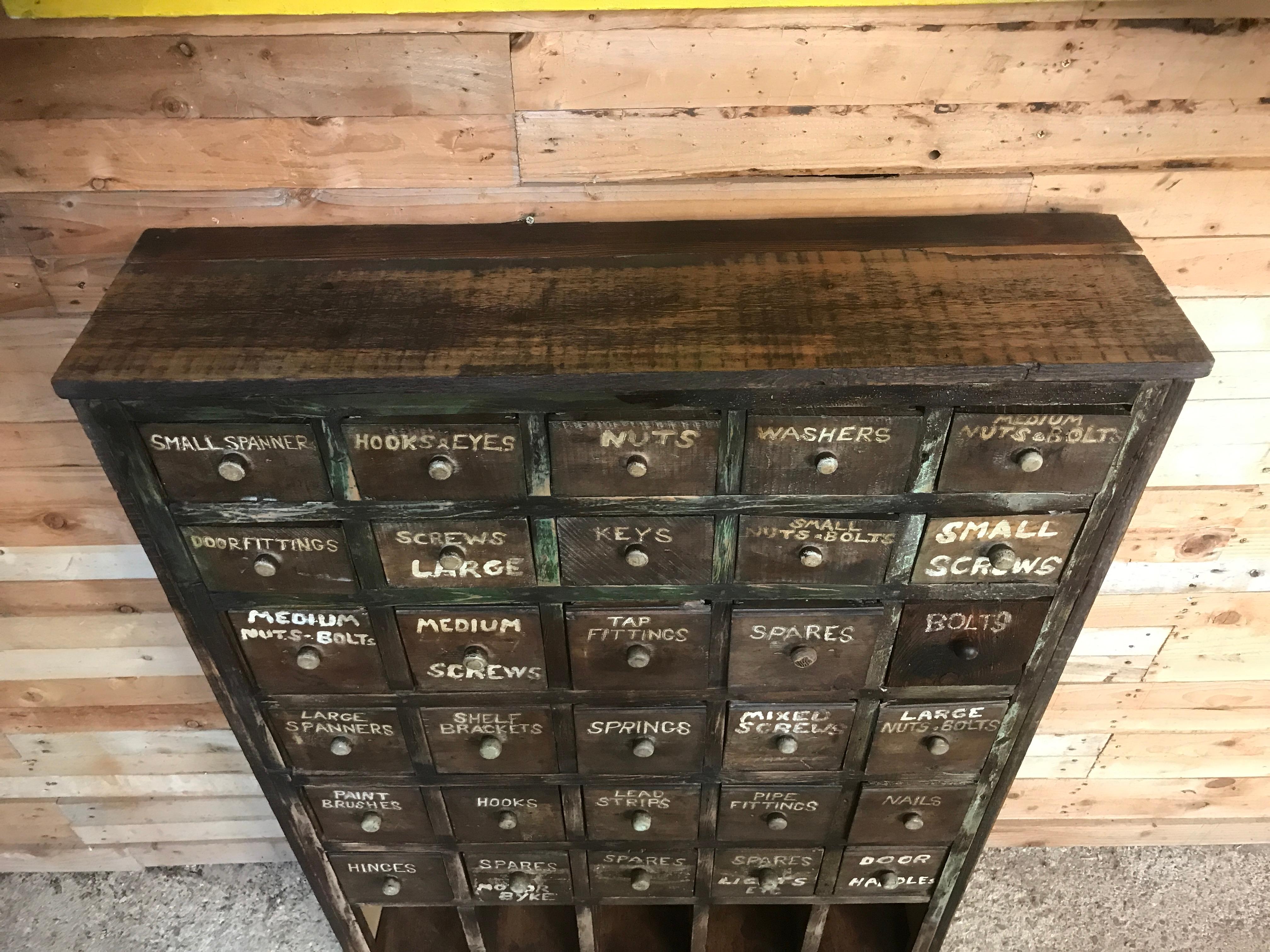 Ca 1900 Armario industrial vintage para taller con 30 cajones en Bastante bueno estado para la venta en Markington, GB