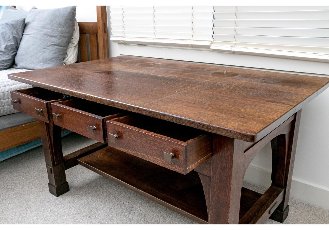 Bureau de style Arts & Crafts en chêne blanc scié sur quartier de Limbert Furniture Co. de Holland, Michigan, vers 1910. Le bureau présente un plateau rectangulaire surplombant trois tiroirs avec de grandes vitres carrées en cuivre magnifiquement
