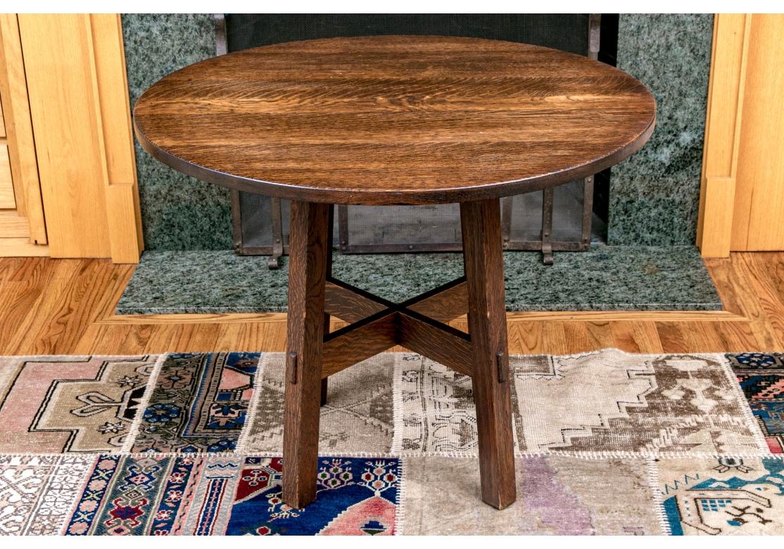 Ein feiner Tisch im Stil des Stickley Arts and Crafts in reicher, mitteldunkelbrauner Eiche. Mit runder Spitze  mit feiner Holzmaserung auf vier leicht angewinkelten, rechteckigen Beinen mit einer 