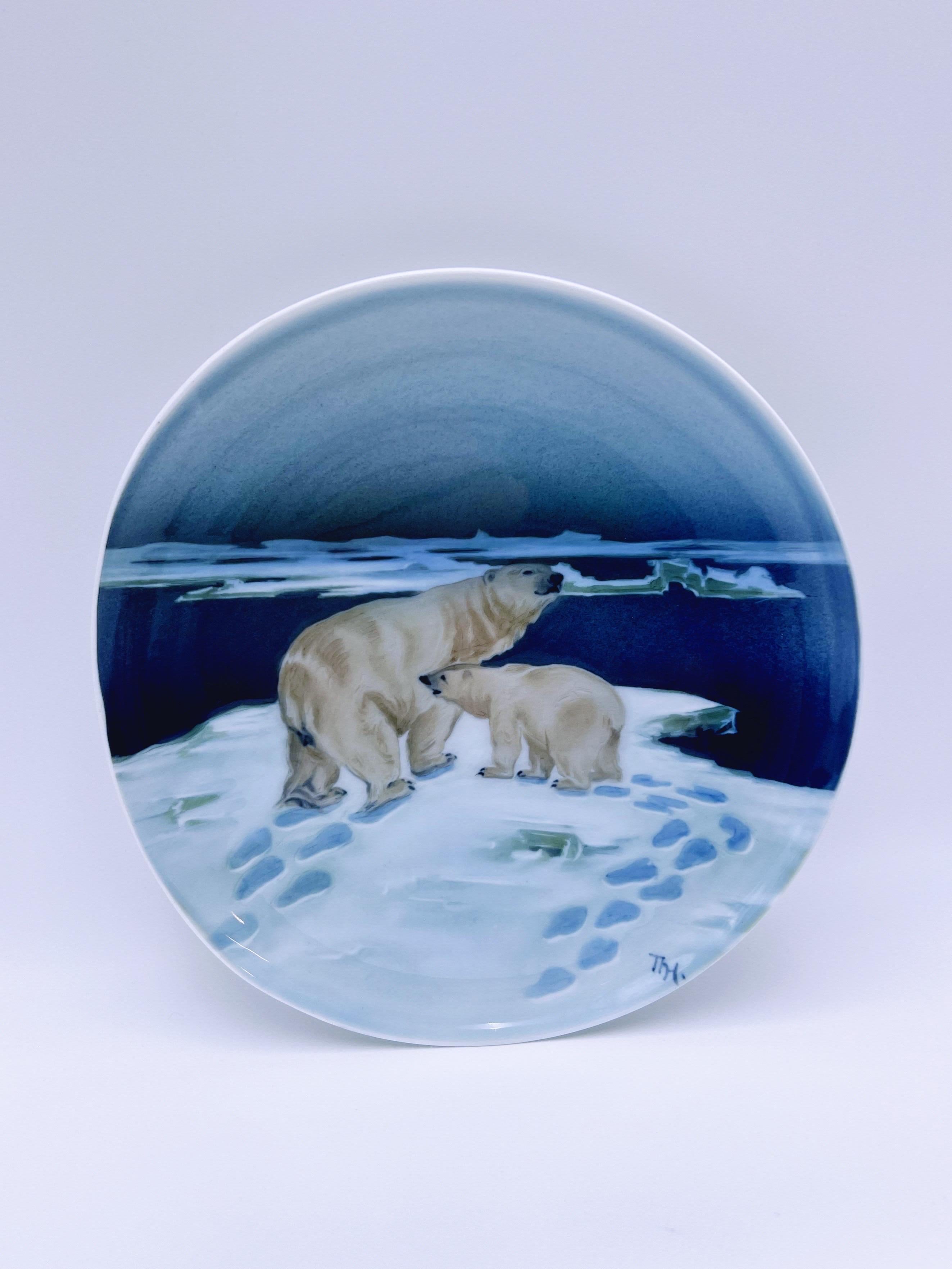 Raro plato de colección para colgar en la pared, de porcelana con decoración bajo vidriado pintada a mano por el famoso artista noruego Thorolf Holmboe (Noruega 1866 - 1935) para Porsgrund Porcelain.

La principal contribución de Holmboe a la