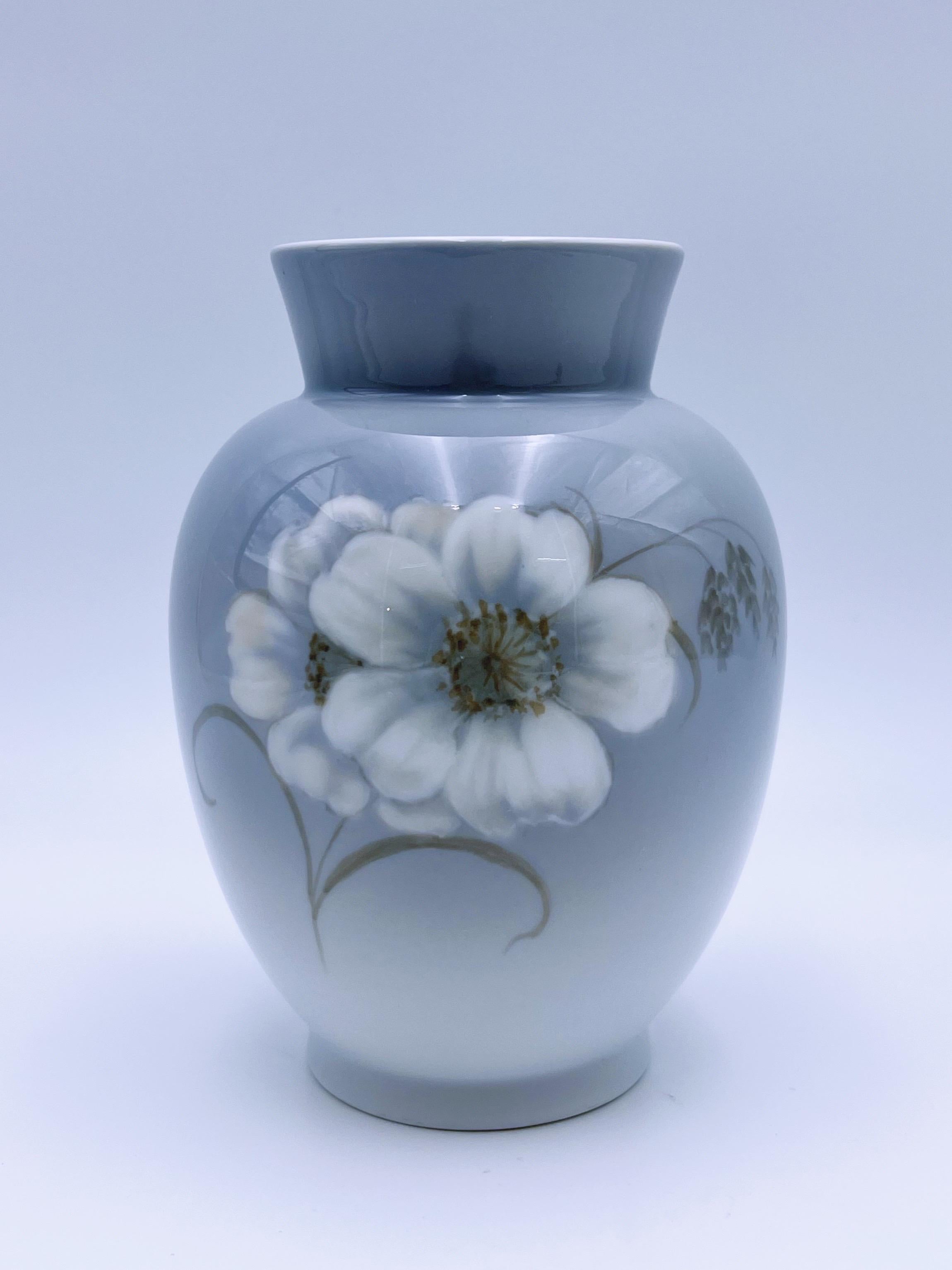 Vaso antico primitivo di Royal Copenhagen con motivo sottosmalto decorato a mano

Vaso n. 2315-36 in porcellana con decorazione floreale in stile Art Nouveau. Prodotto da Royal Copenhagen intorno agli anni '20. Il francobollo è stato utilizzato dal