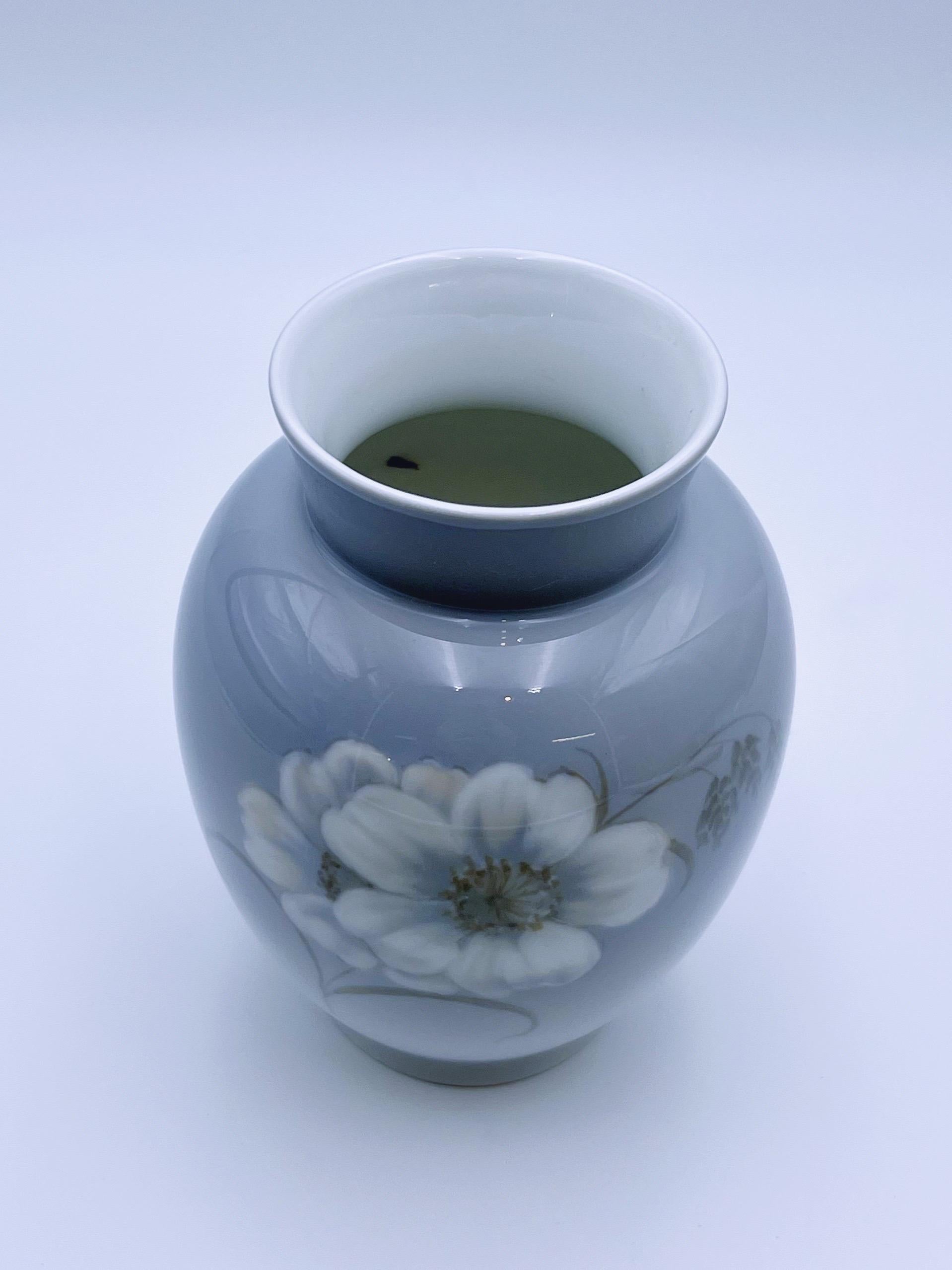 Art Nouveau ca. Vaso Royal Copenhagen No.2315-36 degli anni '20 con motivo floreale sottosmalto in vendita