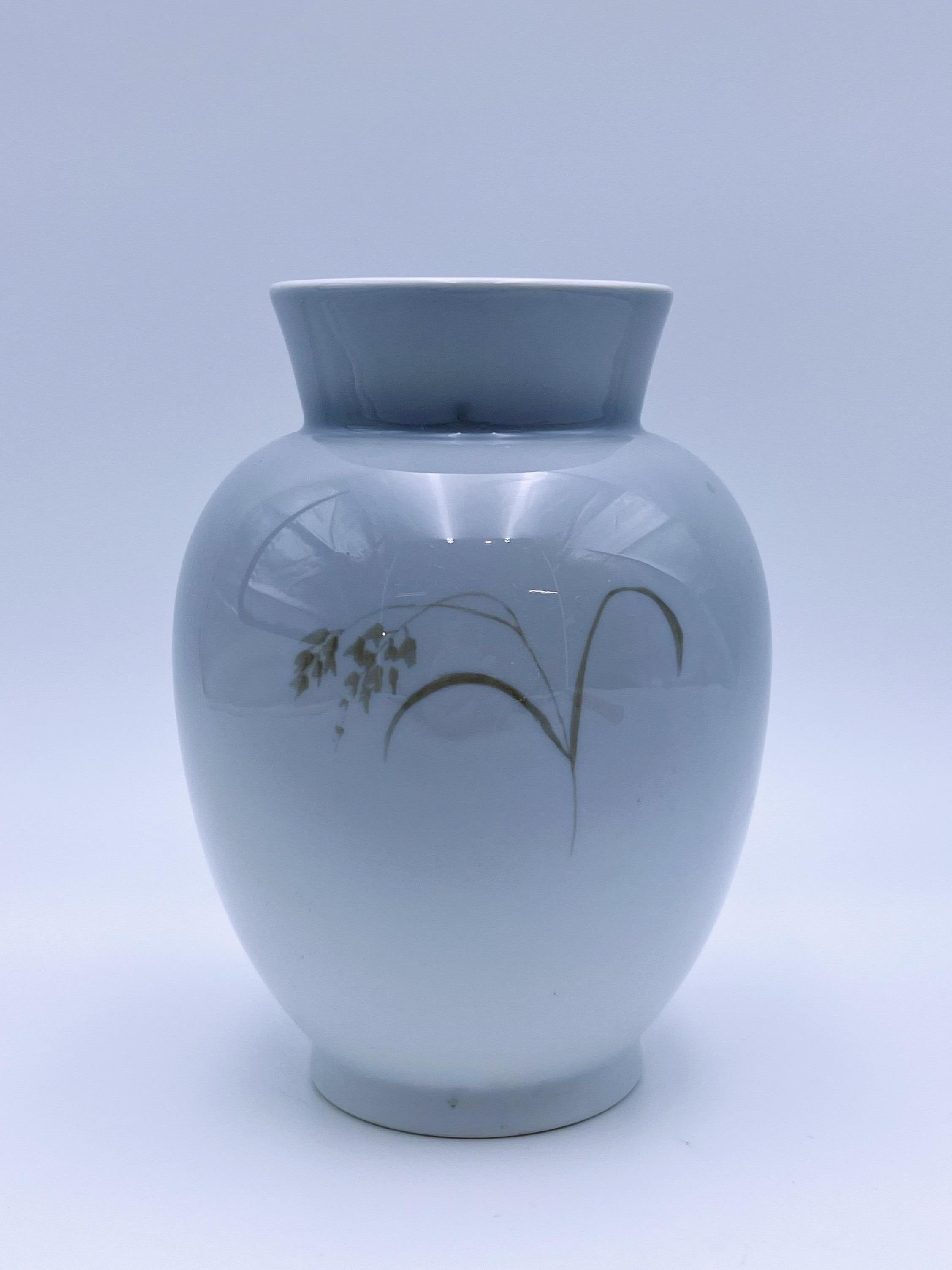 Danese ca. Vaso Royal Copenhagen No.2315-36 degli anni '20 con motivo floreale sottosmalto in vendita