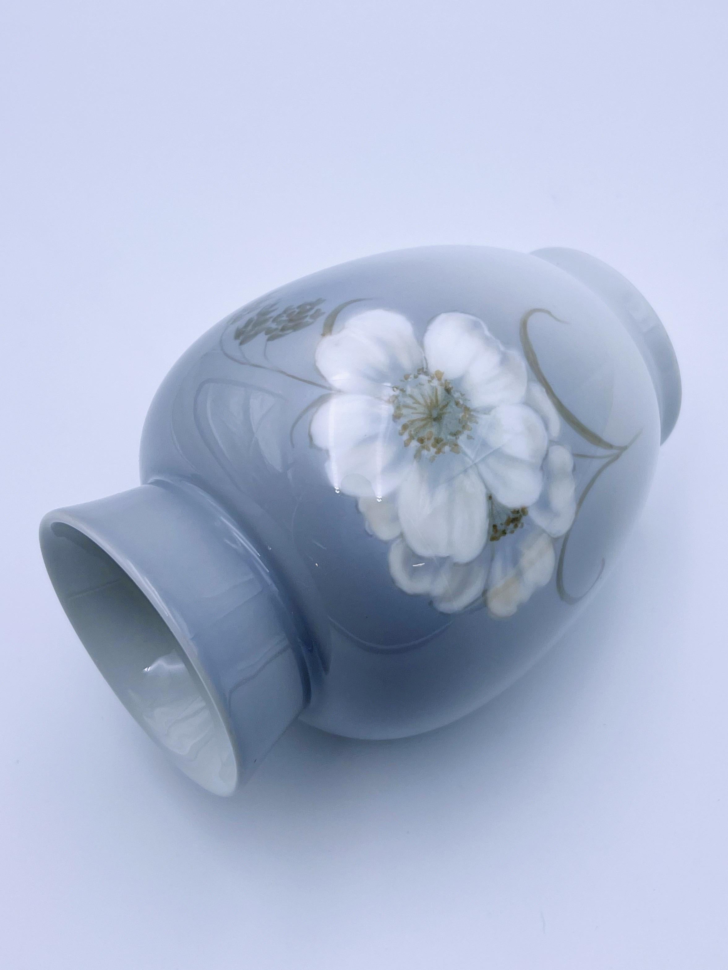 Dipinto a mano ca. Vaso Royal Copenhagen No.2315-36 degli anni '20 con motivo floreale sottosmalto in vendita