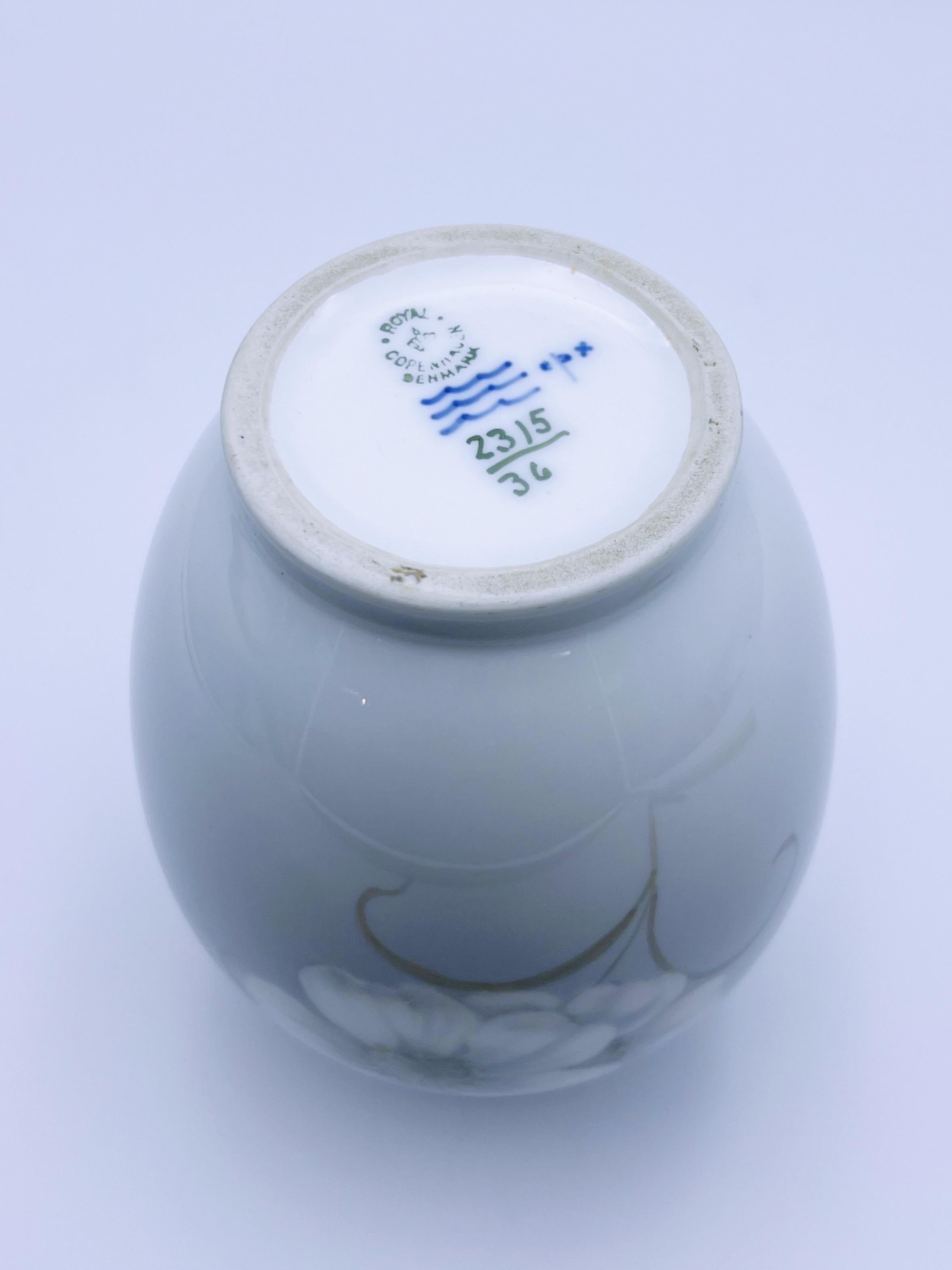 ca. Vaso Royal Copenhagen No.2315-36 degli anni '20 con motivo floreale sottosmalto In condizioni buone in vendita a Skien, NO