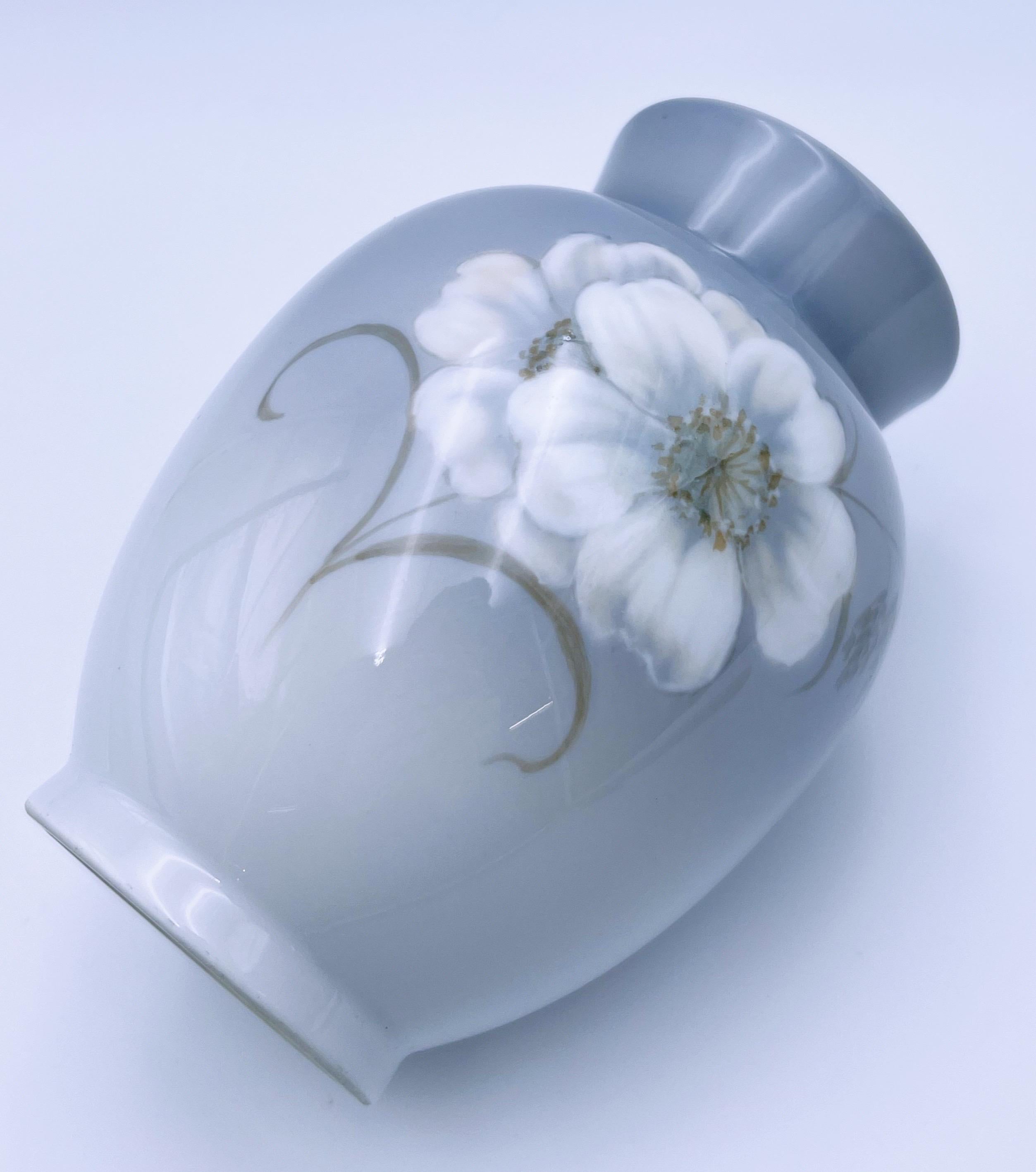 Inizio XX secolo ca. Vaso Royal Copenhagen No.2315-36 degli anni '20 con motivo floreale sottosmalto in vendita