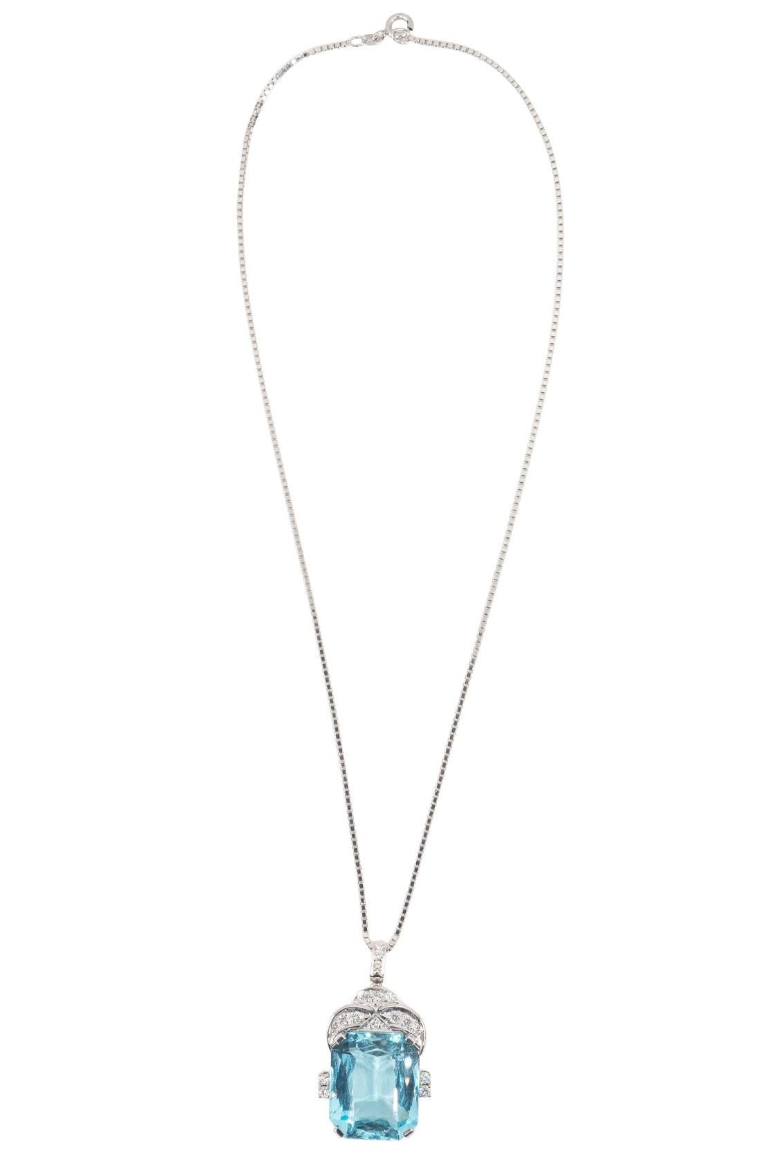 Collana e ciondolo - oro 14 ct 
1 acquamarina tagliata a gradini per un totale di circa 25 ct.
Diamanti ottagonali e a taglio brillante del peso di circa 0,9 carati

Art déco - Germania 1930 circa

Lunghezza della catena: circa 42,5 cm (16,73