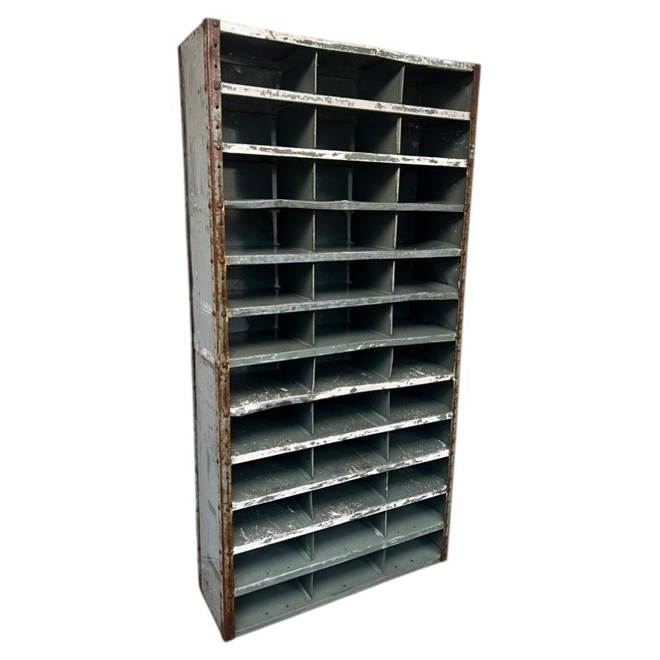 Ca. 1940 Armario industrial de metal para taller con varios estantes