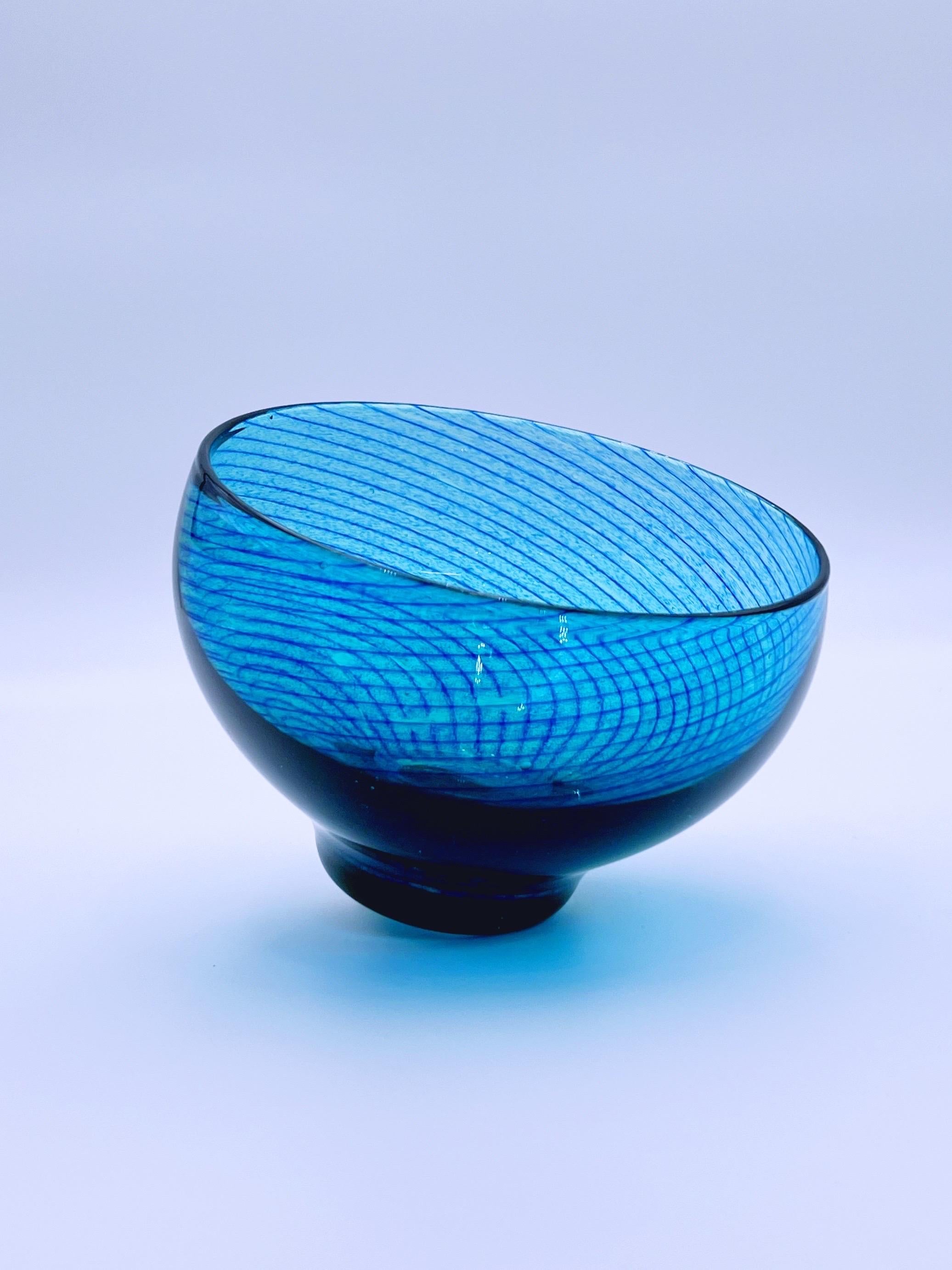 Vetro artistico norvegese di design della metà del secolo scorso di Johan Wilhelm Johansson (1887-1977) per Hadeland Glass, circa anni Settanta. Firmato 