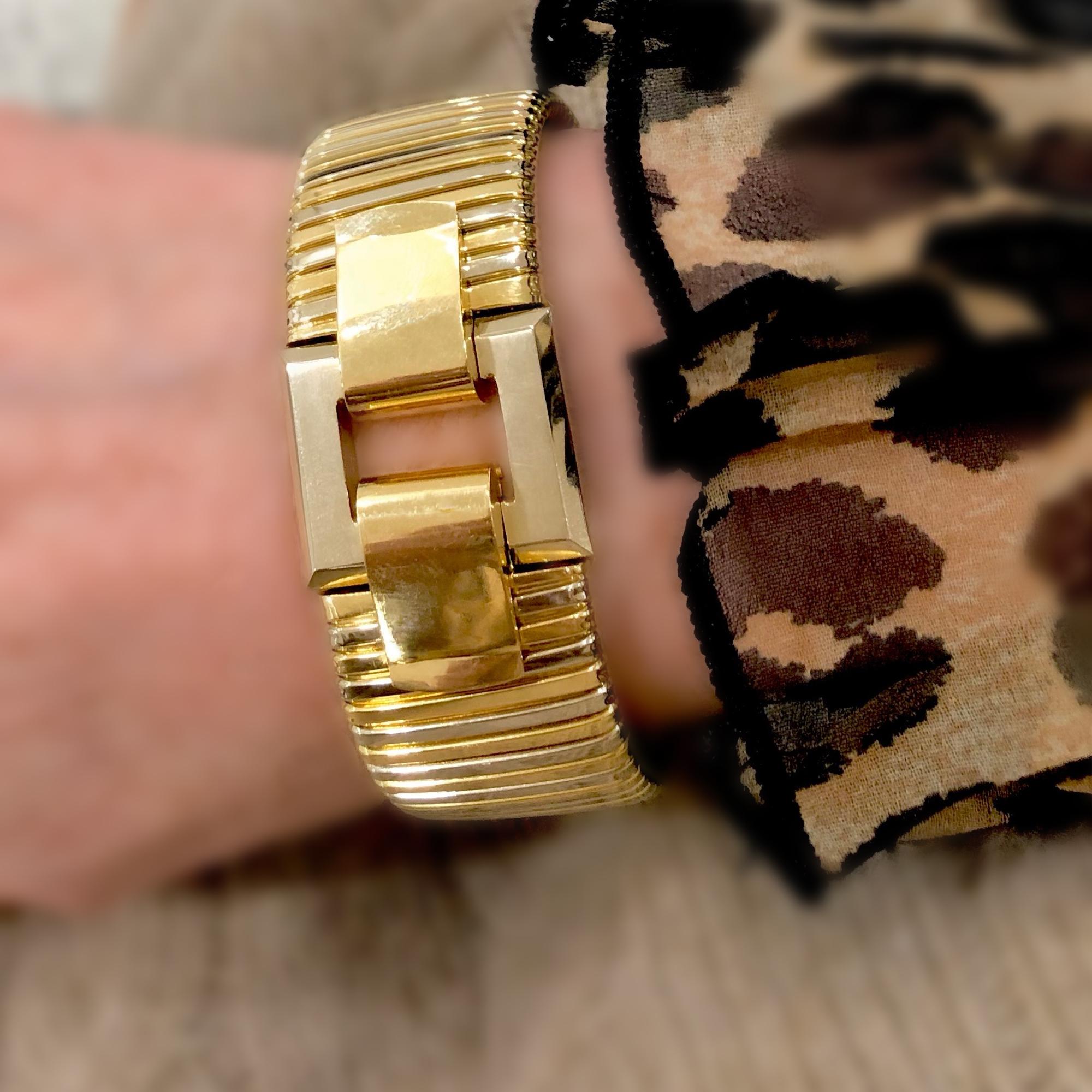 Ca 1980 Italian Tubogas Buckle Bracelet in Two-Tone 18 Karat Gold In Excellent Condition In Miami, FL