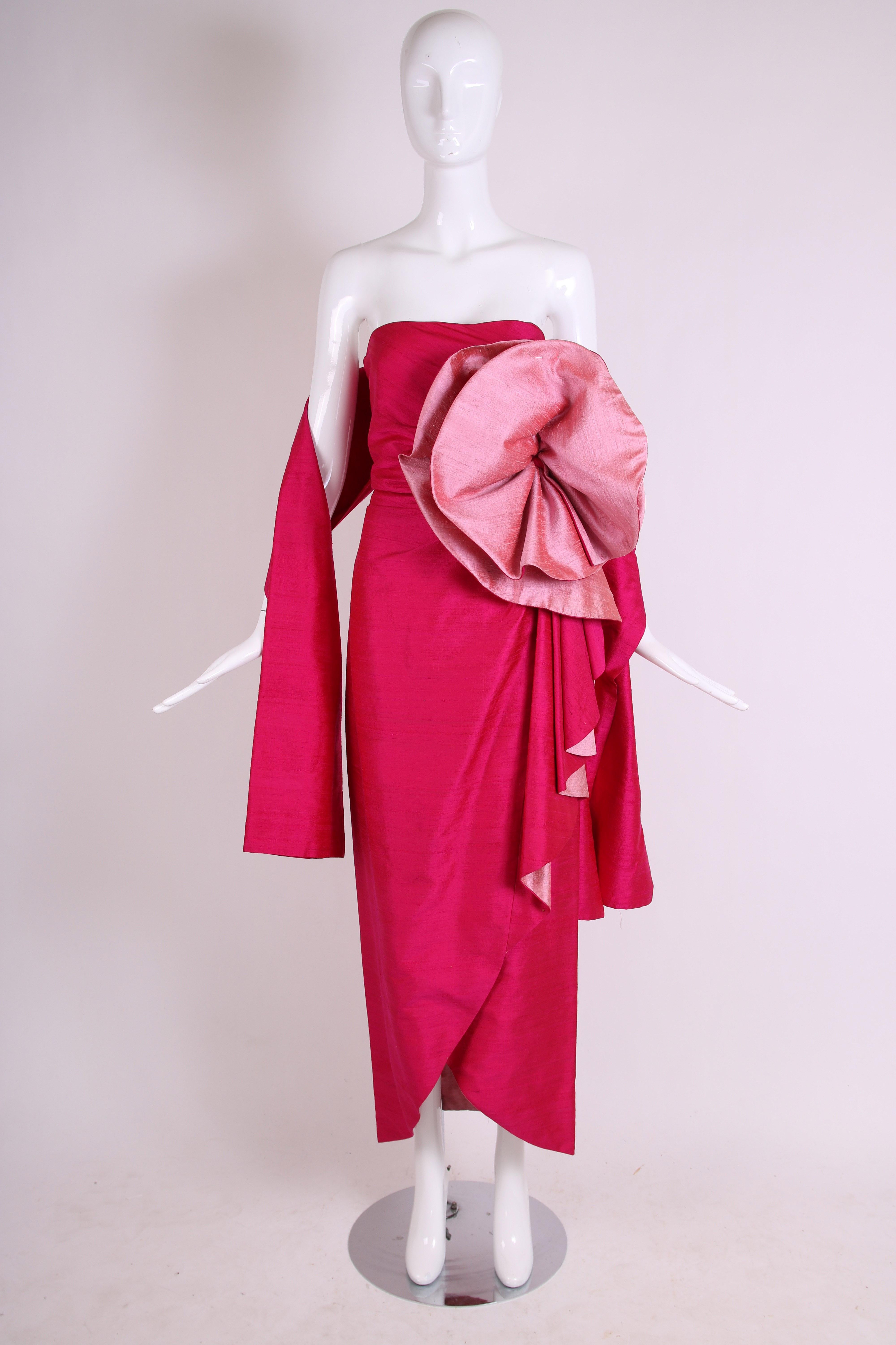 Ca. 1980 Roberto Capucci - Robe du soir sans bretelles en shantung de soie contrastée fuchsia et rose pâle, ornée d'une rosette surdimensionnée et sculpturale au niveau du buste, d'un ourlet pétale, d'une jupe portefeuille et d'un châle assorti. Se