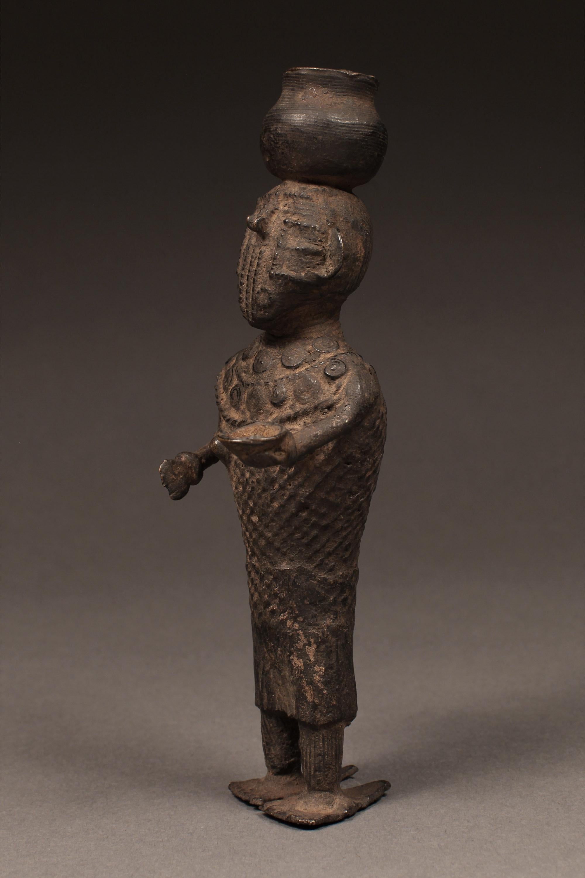 Ca. 19th Century Tribal Cast Bronze Standing Female Figure, Kondh People, India In Good Condition In Point Richmond, CA