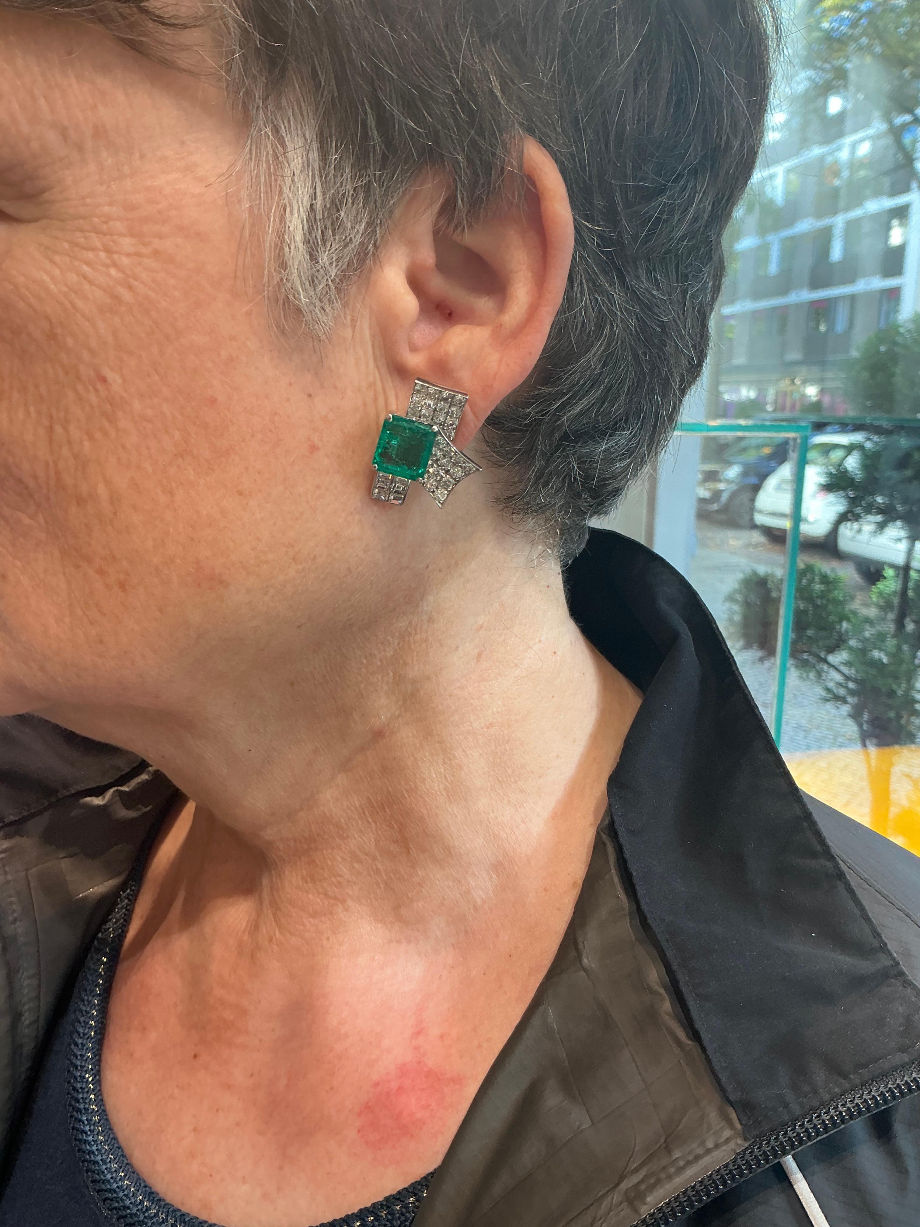 Ca. Émeraude colombienne naturelle de 8 carats  Boucles d'oreilles en or blanc avec diamants en vente 5