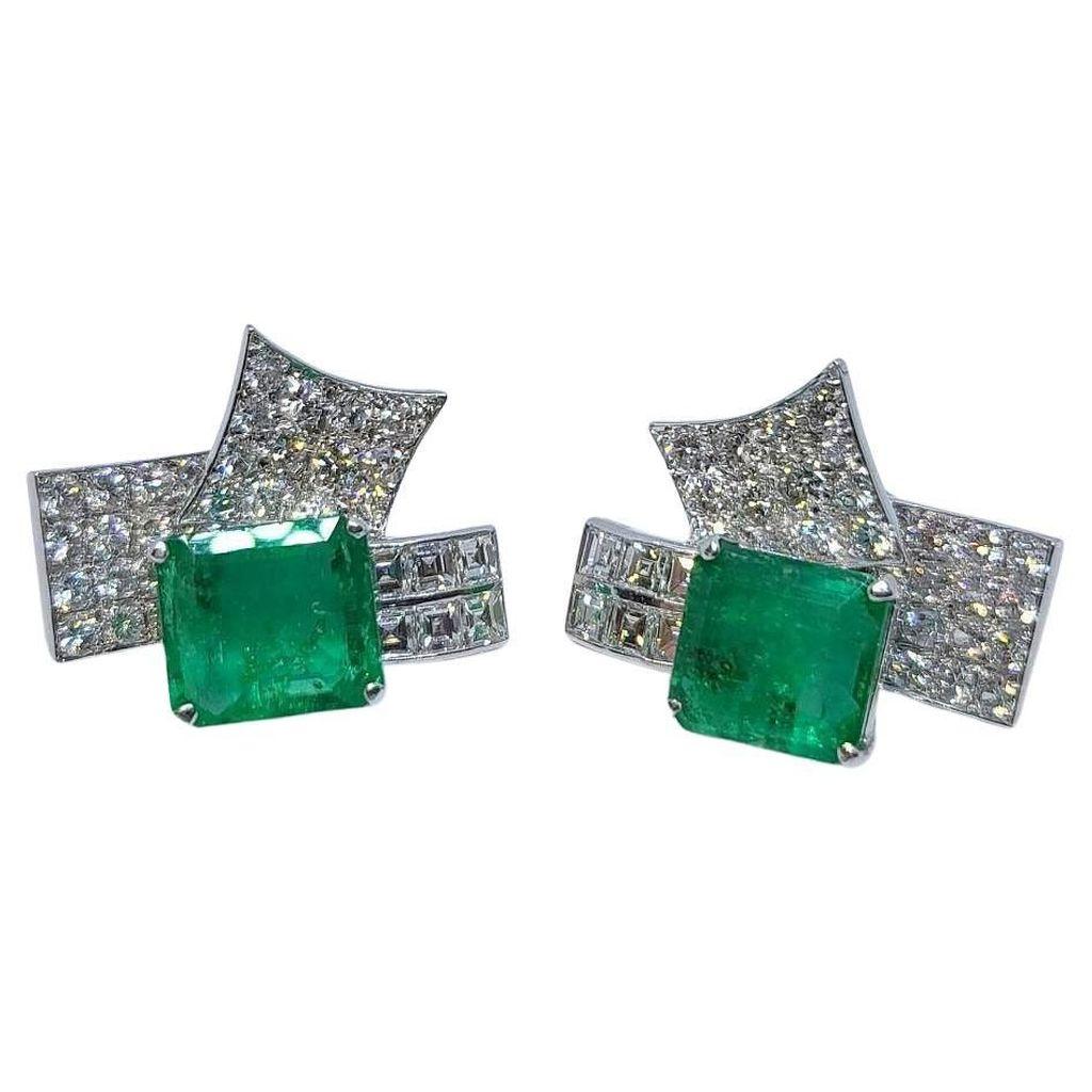 Les émeraudes naturelles de cette taille et de cette superbe qualité sont très rares. Ces boucles d'oreilles en or blanc 18 carats, uniques et magnifiquement travaillées, fabriquées vers 1960, sont de superbes pièces de joaillerie. La beauté de ces