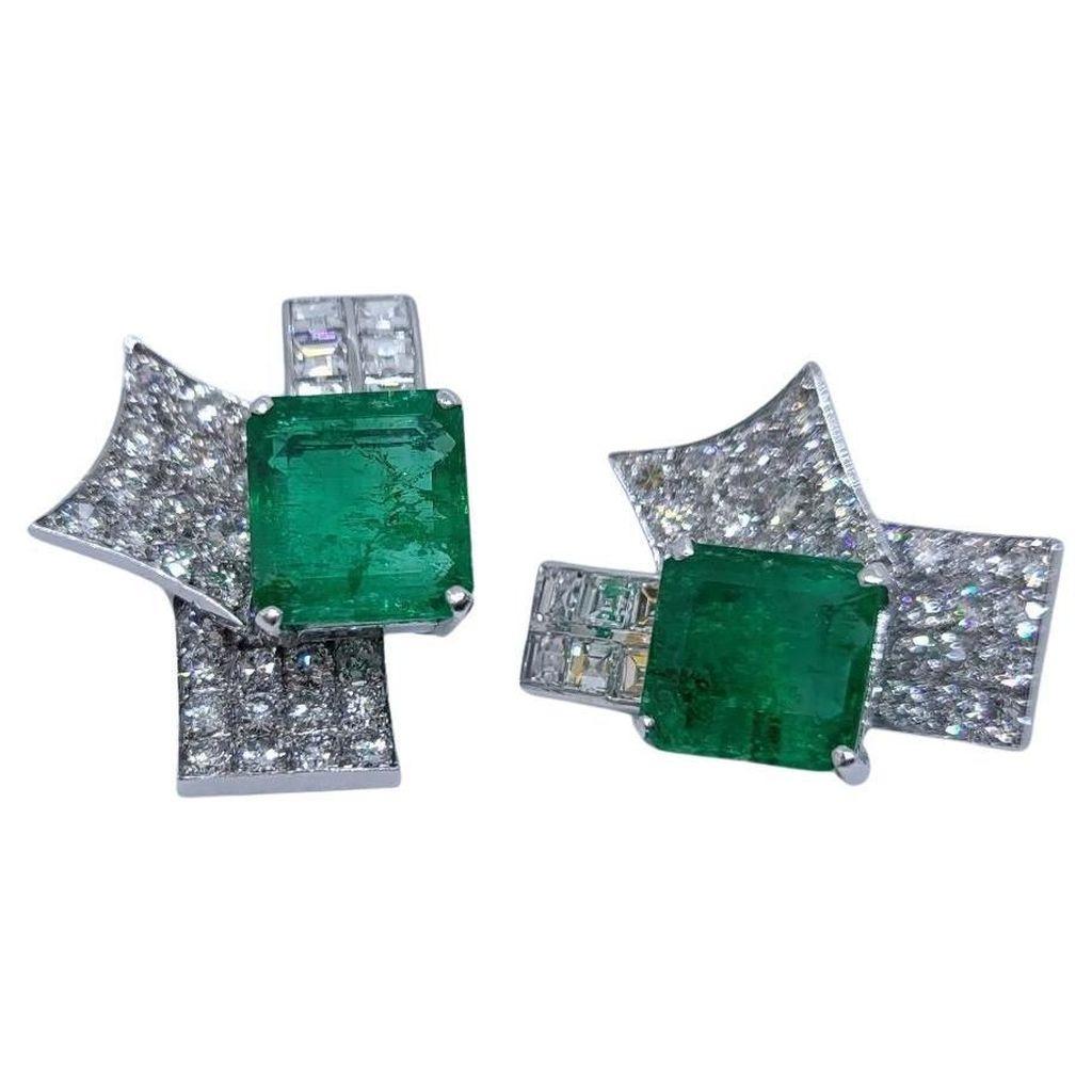Moderne Ca. Émeraude colombienne naturelle de 8 carats  Boucles d'oreilles en or blanc avec diamants en vente
