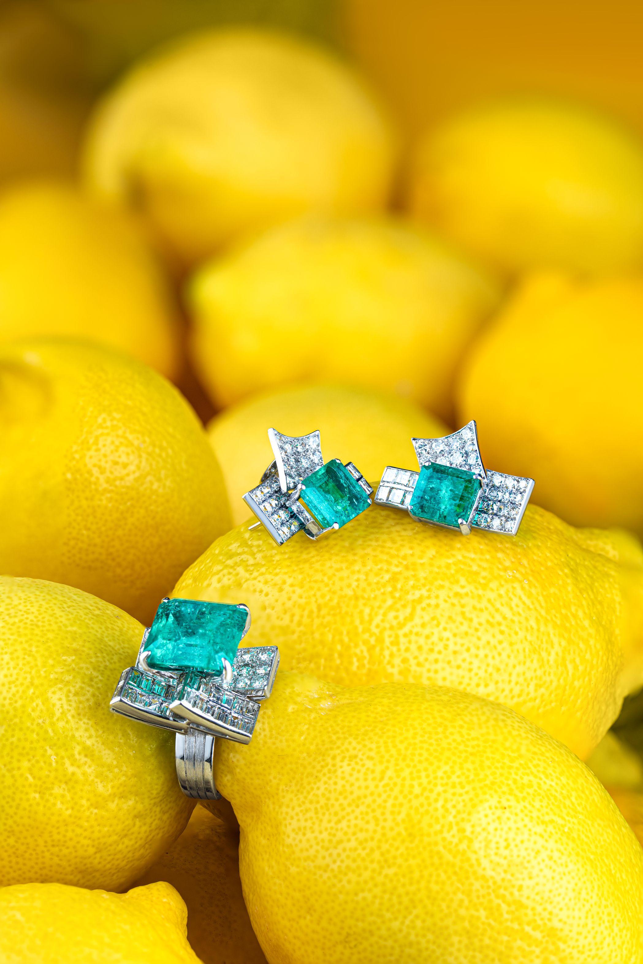 Taille émeraude Ca. Émeraude colombienne naturelle de 8 carats  Boucles d'oreilles en or blanc avec diamants en vente
