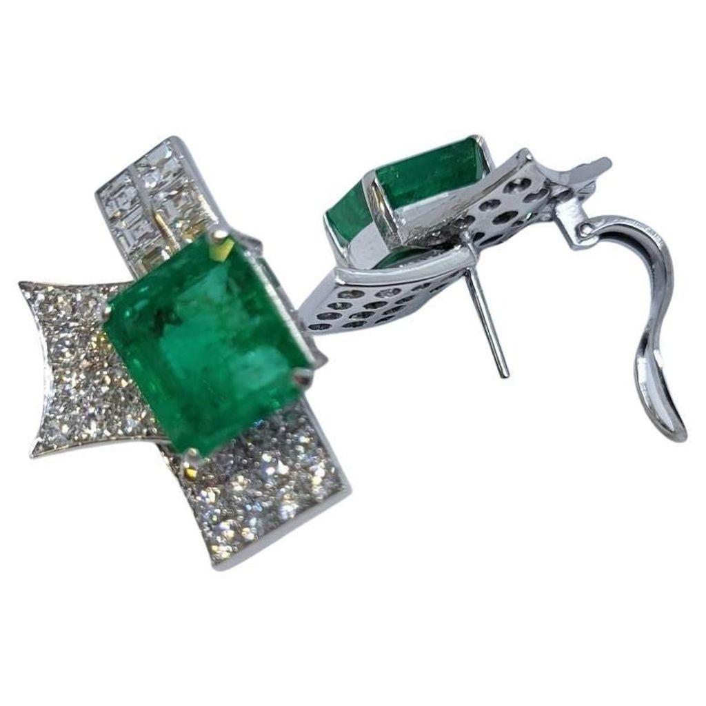 Ca. Émeraude colombienne naturelle de 8 carats  Boucles d'oreilles en or blanc avec diamants en vente 1