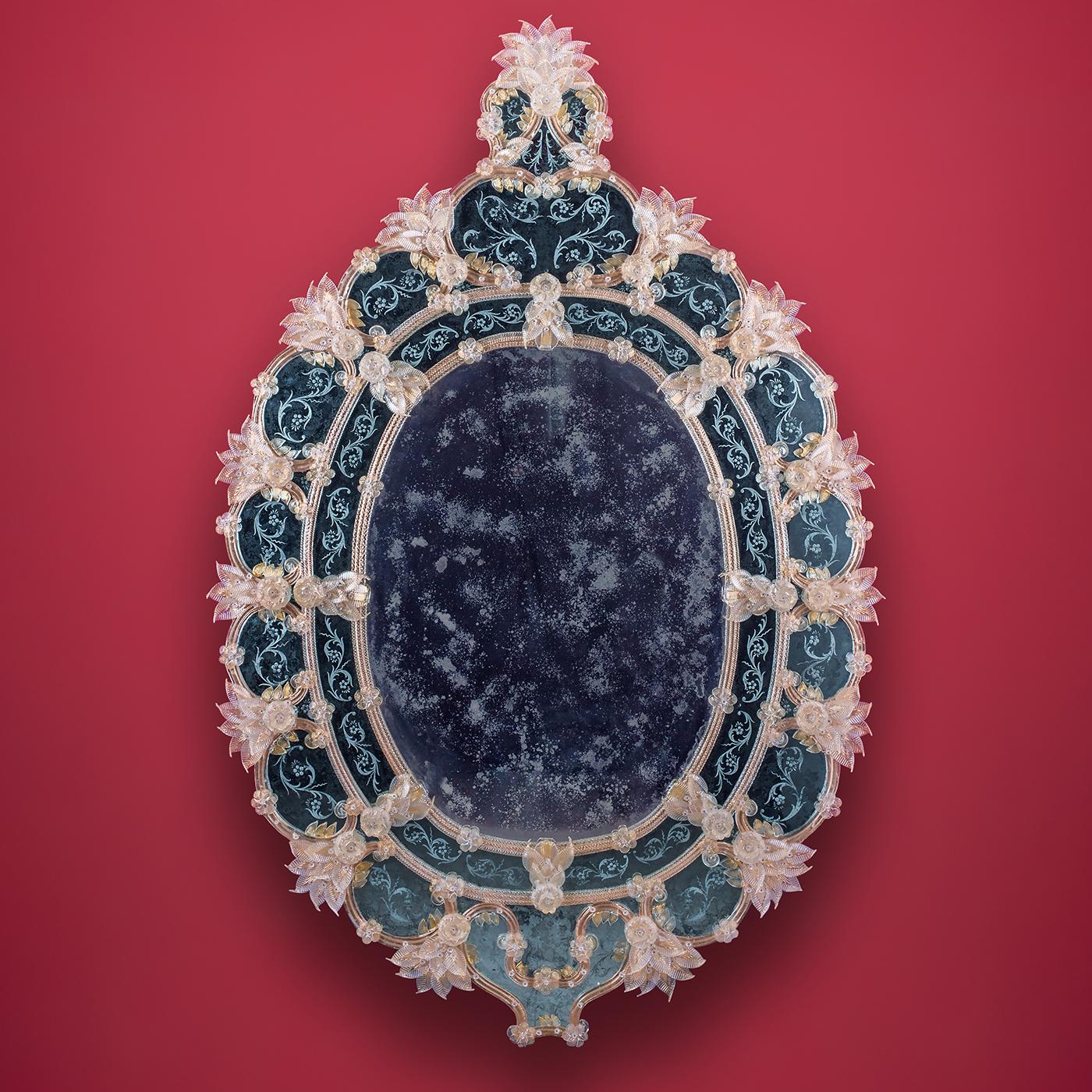 Dieses Möbelstück ist eine Reproduktion des typischen antiken venezianischen Spiegels aus Murano-Glas, versilbert mit antiker Versilberung, vollständig in Quecksilber hergestellt. Diese Technik ist typisch für den venezianischen Raum des 18.