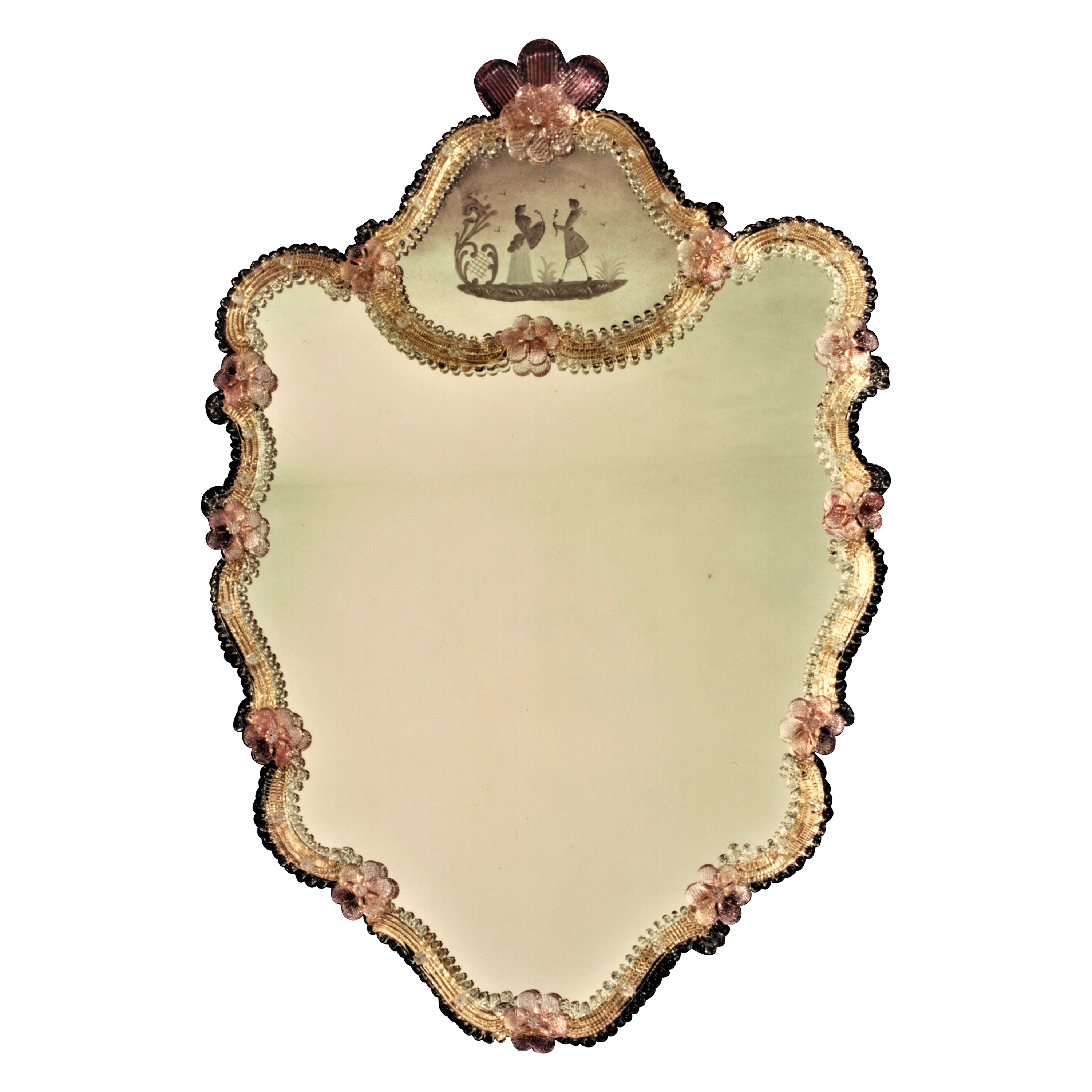 Miroir en verre de Murano de style vénitien, fabriqué par Fratelli Tosi,
composé d'un cadre en cristal sur un fond doré en verre de Murano, agrémenté de fleurs et de feuilles de couleur rubis, la partie supérieure du miroir est gravée d'un motif