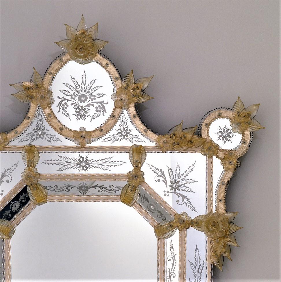Spiegel im venezianischen Stil nach einem Entwurf von Fratelli Tosi, aus Muranoglas, vollständig handgefertigt nach den Techniken der Glasmeister des vierzehnten Jahrhunderts. Der Spiegel besteht aus einem äußeren Rechteck und einem inneren Achteck,