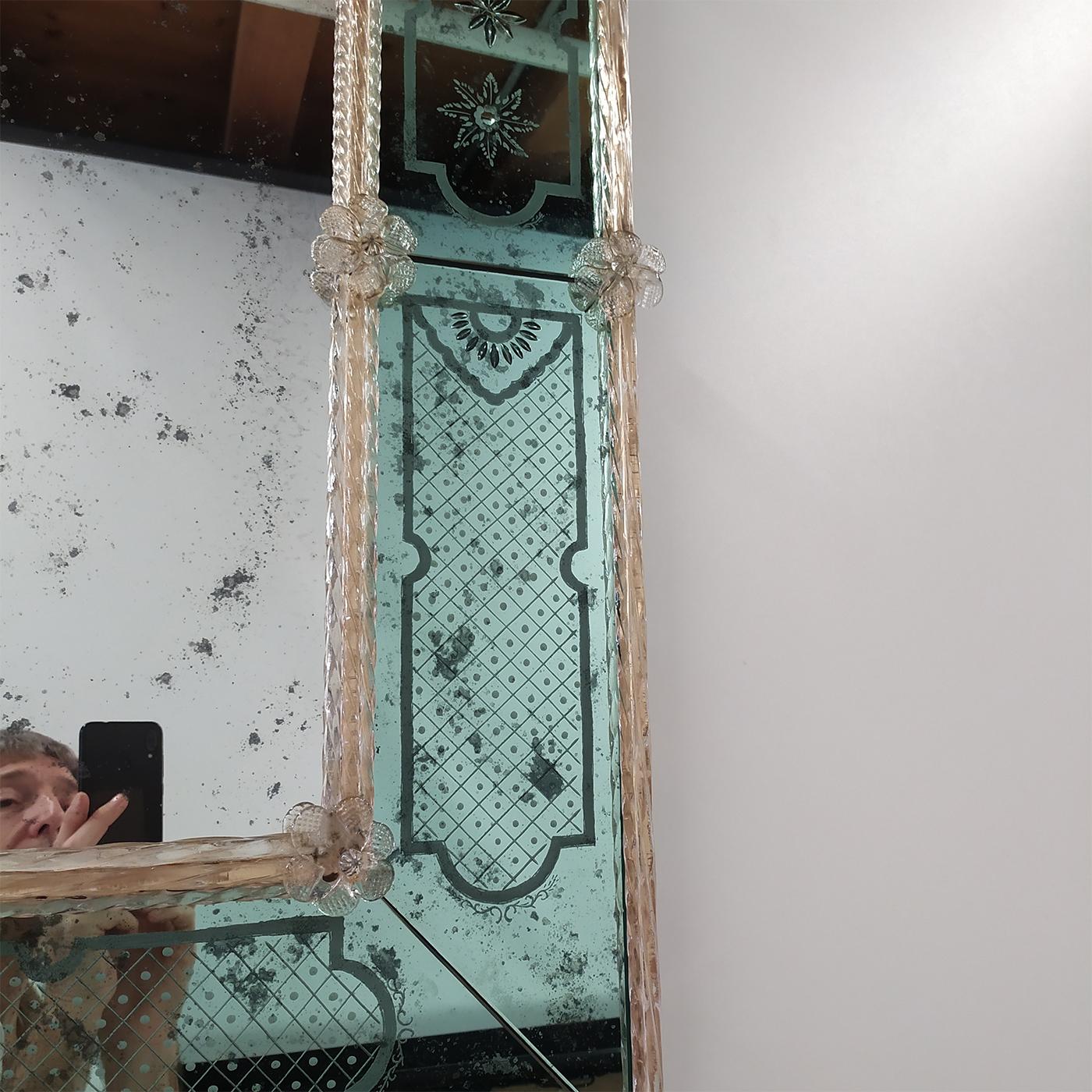 Ce meuble est une reproduction du typique miroir vénitien ancien en verre de Murano rectangulaire, argenté à l'ancienne entièrement produit au mercure. Cette technique est typique de la région vénitienne du XVIIIe siècle. Le cadre intérieur et