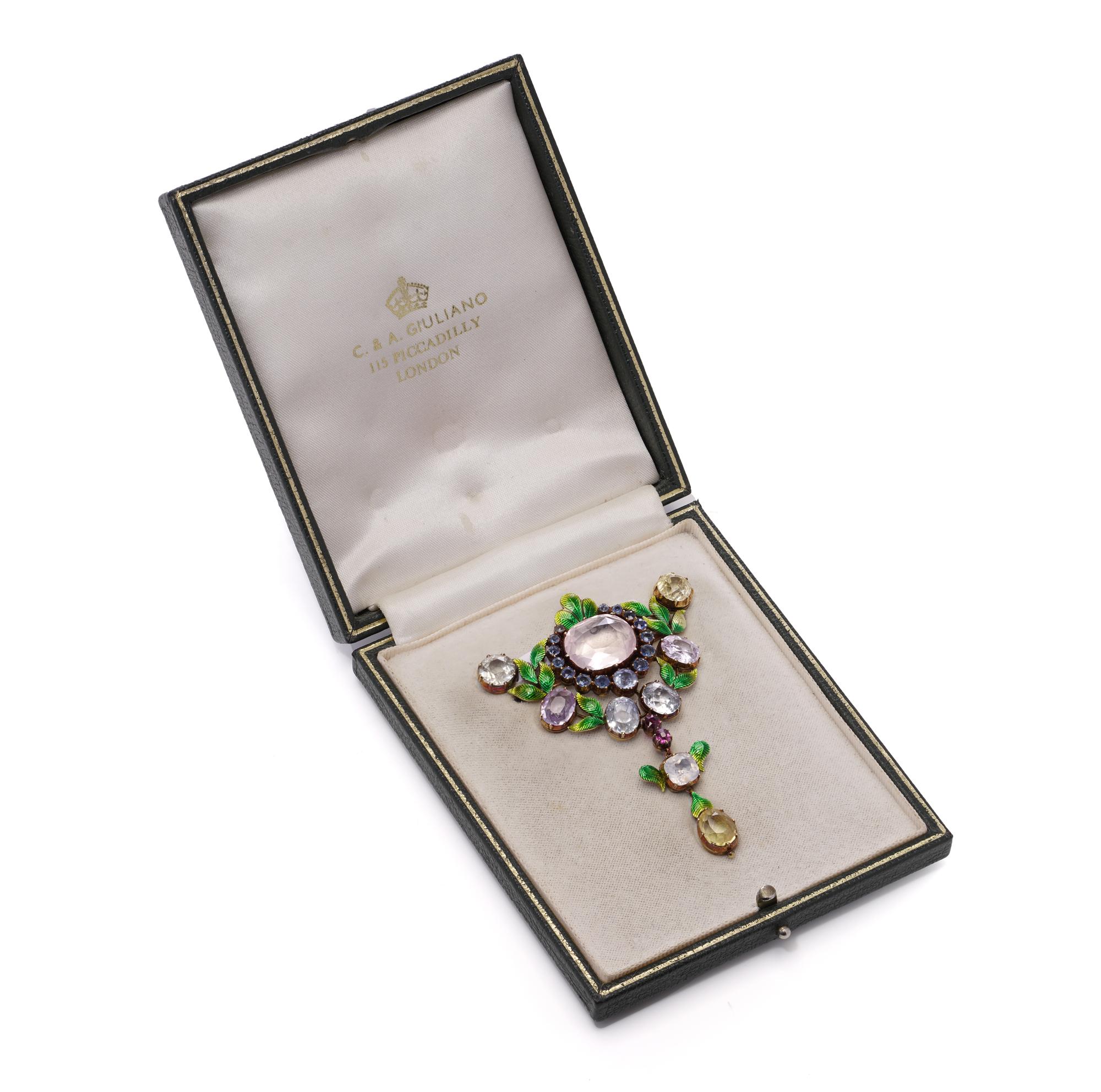 Diese exquisite viktorianische Brosche wurde in den 1890er Jahren von dem bekannten Juwelier C.A. C. gefertigt. Giuliano, ein Meister der filigranen Emaille- und Edelsteindesigns. Diese aus 18-karätigem Gold gefertigte und mit der Giuliano-Marke