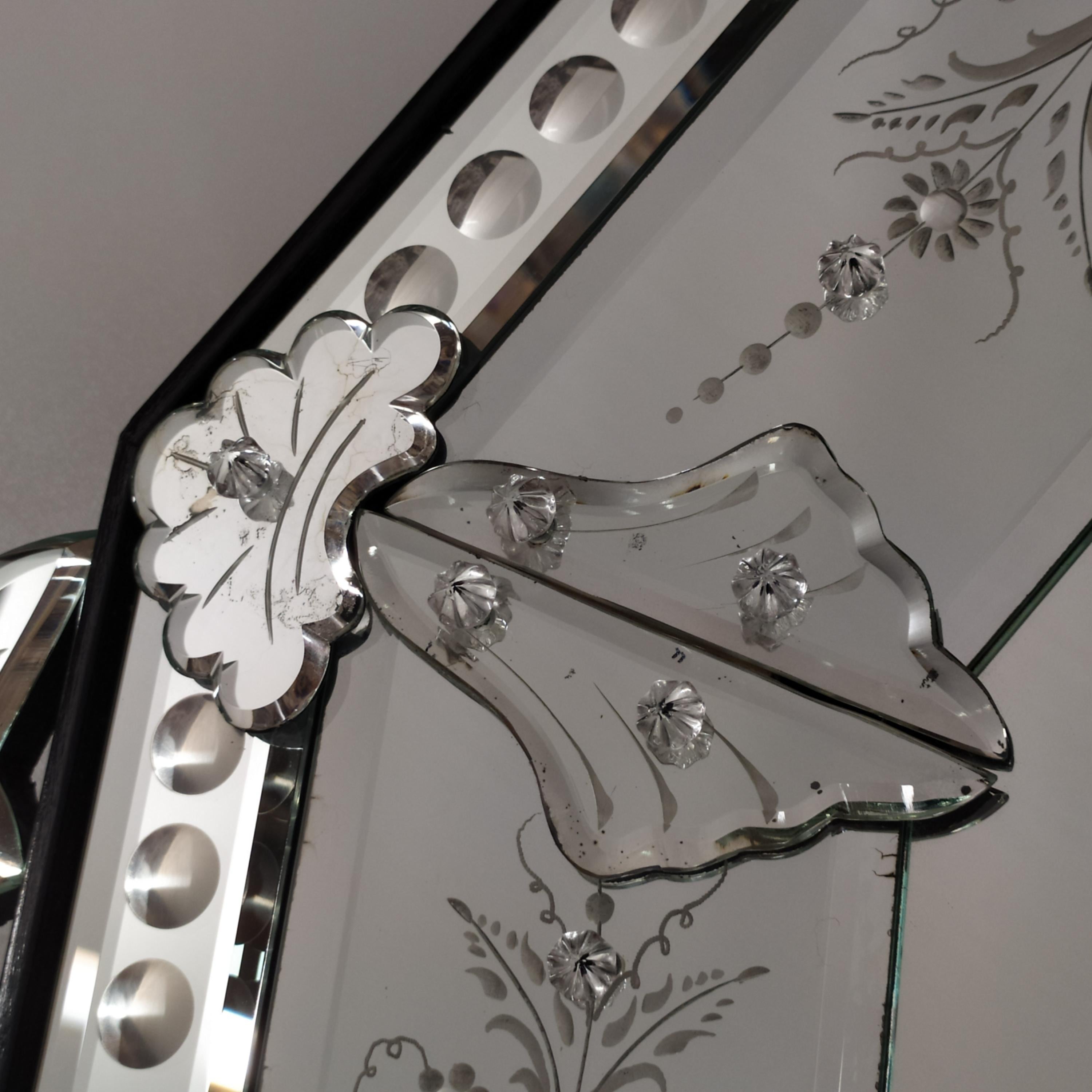 Luxurious mirror in Murano glass, in 19th century French style, made by Fratelli Tosi on the island of Murano, all bevelled, engraved. Carved and polished entirely by hand, the silvering in pure silver is still performed today following the ancient