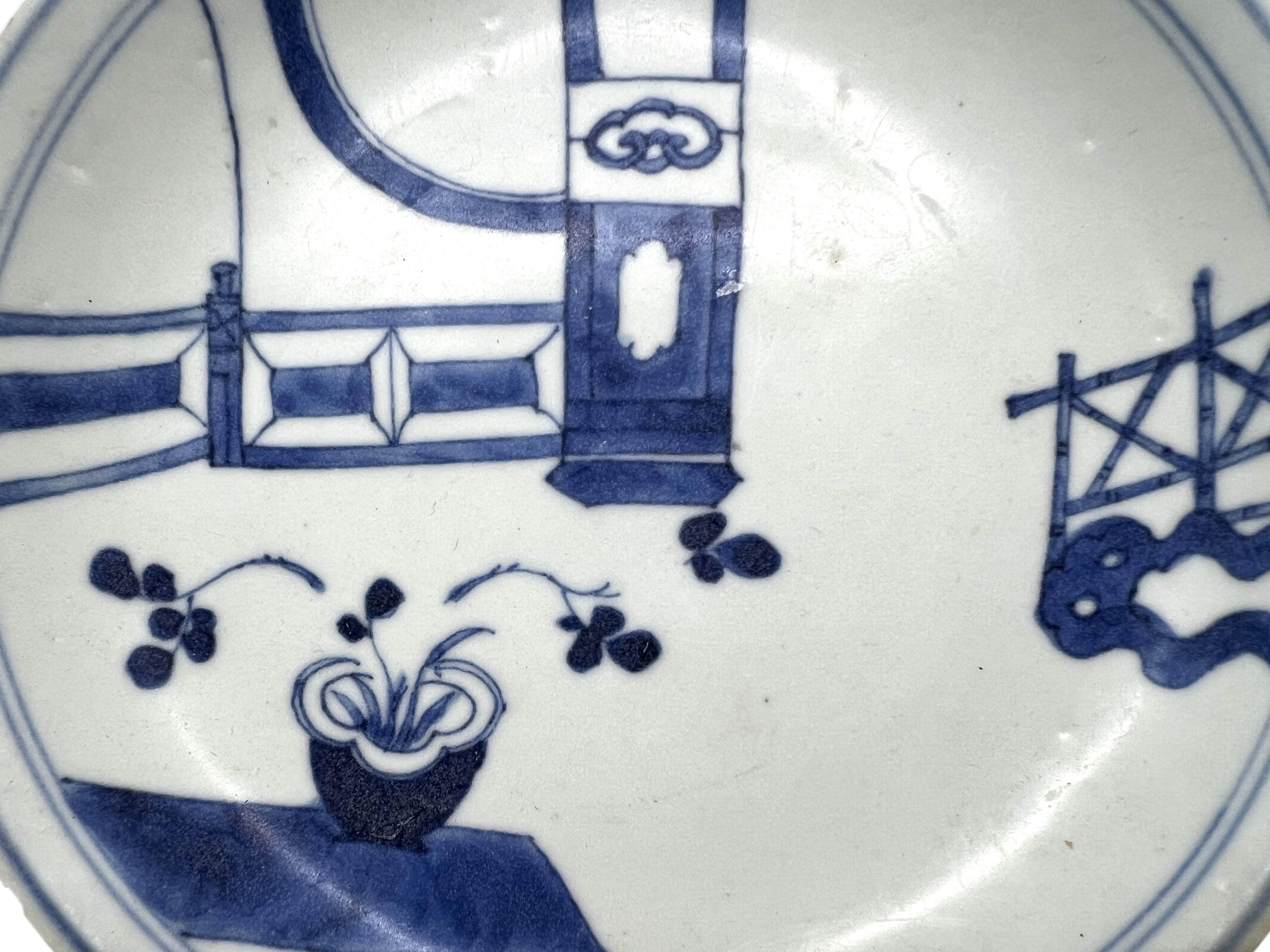 Ursprünglich in Unterglasurblau gemalt, gleitend mit einer Pavillonterrasse, einem Bambuszaun und einem niedrigen Tisch, der mit Blumen geschmückt und mit Vorhängen drapiert ist. 

Zeitraum : Qing-Dynastie, Yongzheng-Periode
Herstellungsdatum : C