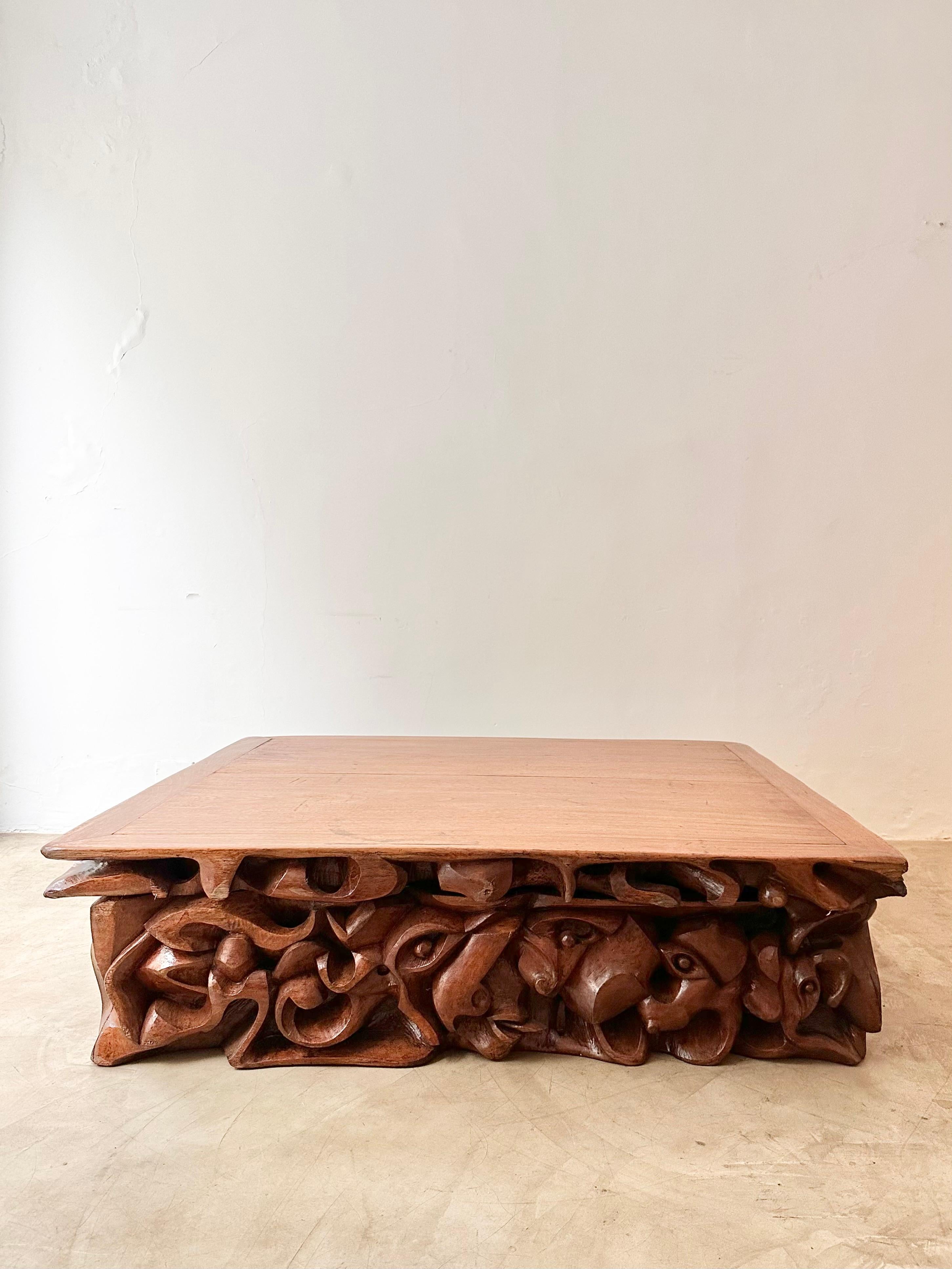 Außergewöhnlicher Mitteltisch, einzigartiges Stück von extremer Schönheit und Nützlichkeit. Hergestellt von Holzmeister C.A Paudalho im brasilianischen Nordosten in den 1970er Jahren. Dieser große Künstler hat einige Sonderanfertigungen gemacht, und