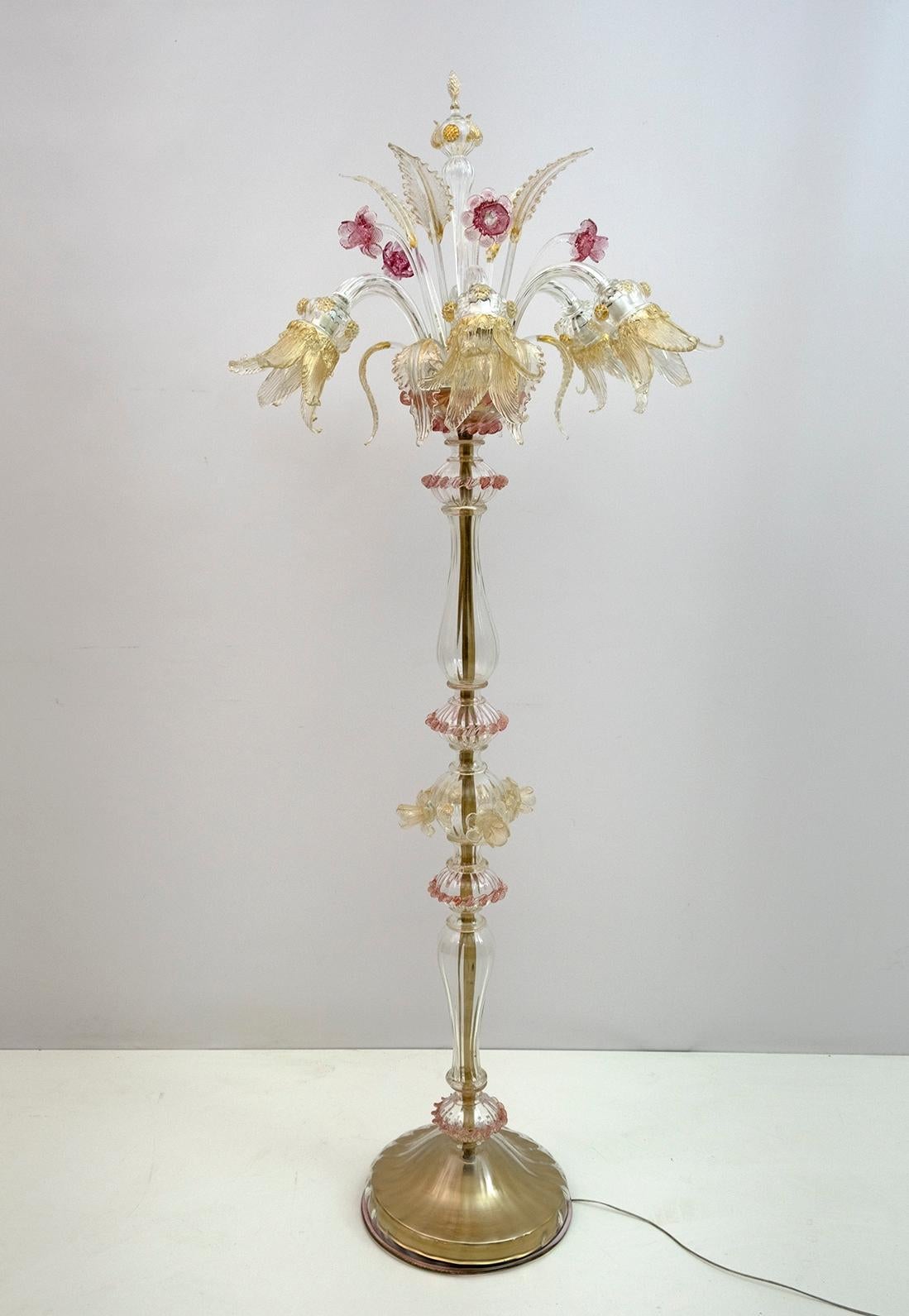 An elegant six-light floor lamp in Murano glass with transparent colors and sophisticated finishes in pink and ivory. With a centered bulbous column that emits branches and flowers and finely cuts the leaves of Murano glass. The glass is worked with