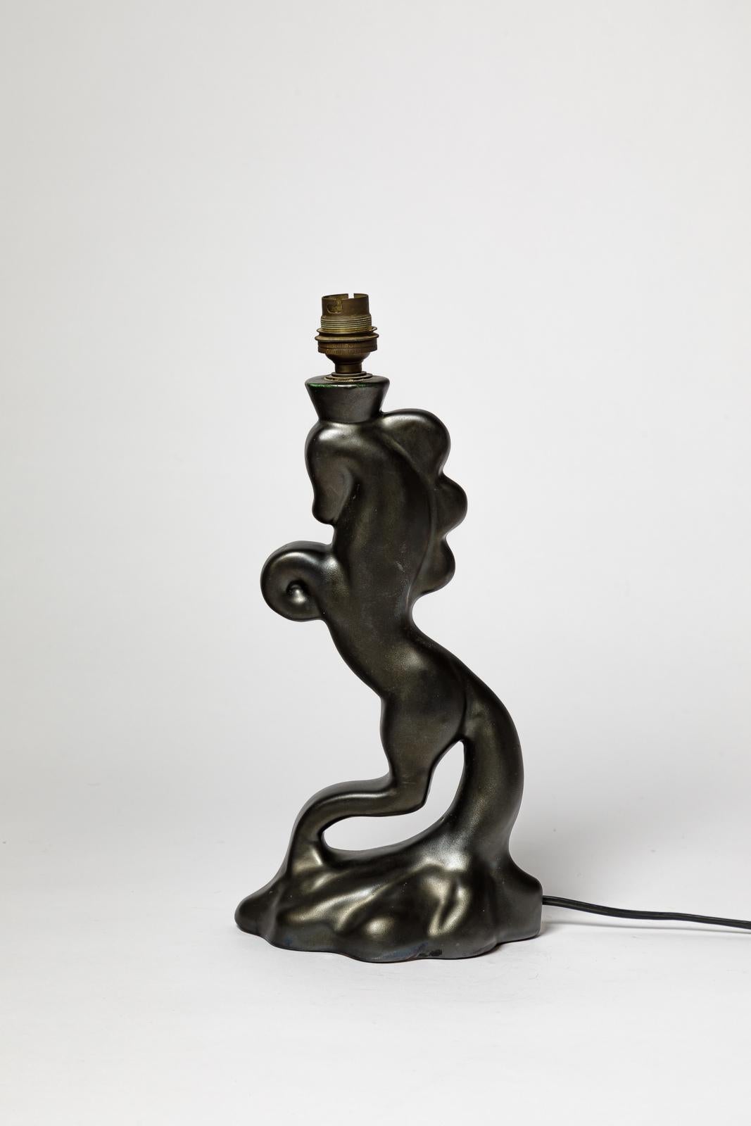 Ceramique d'Art de Bordeaux - CAB

Grande lampada da tavolo in ceramica di design della metà del XX secolo

Cavallo in ceramica nera 

Condizioni originali perfette

Altezza della ceramica 29 cm
Grande 16 cm
Profondità 10 cm

Altezza con impianto