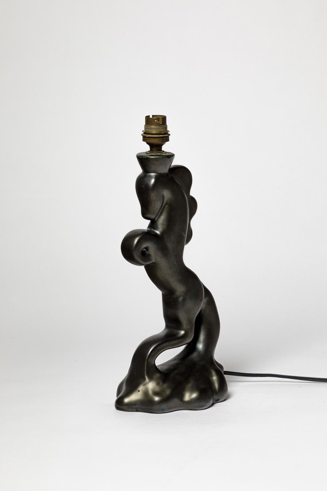 Mid-Century moderno Lampada da tavolo in ceramica CAB 20th century design black horse 1950 primavera in vendita