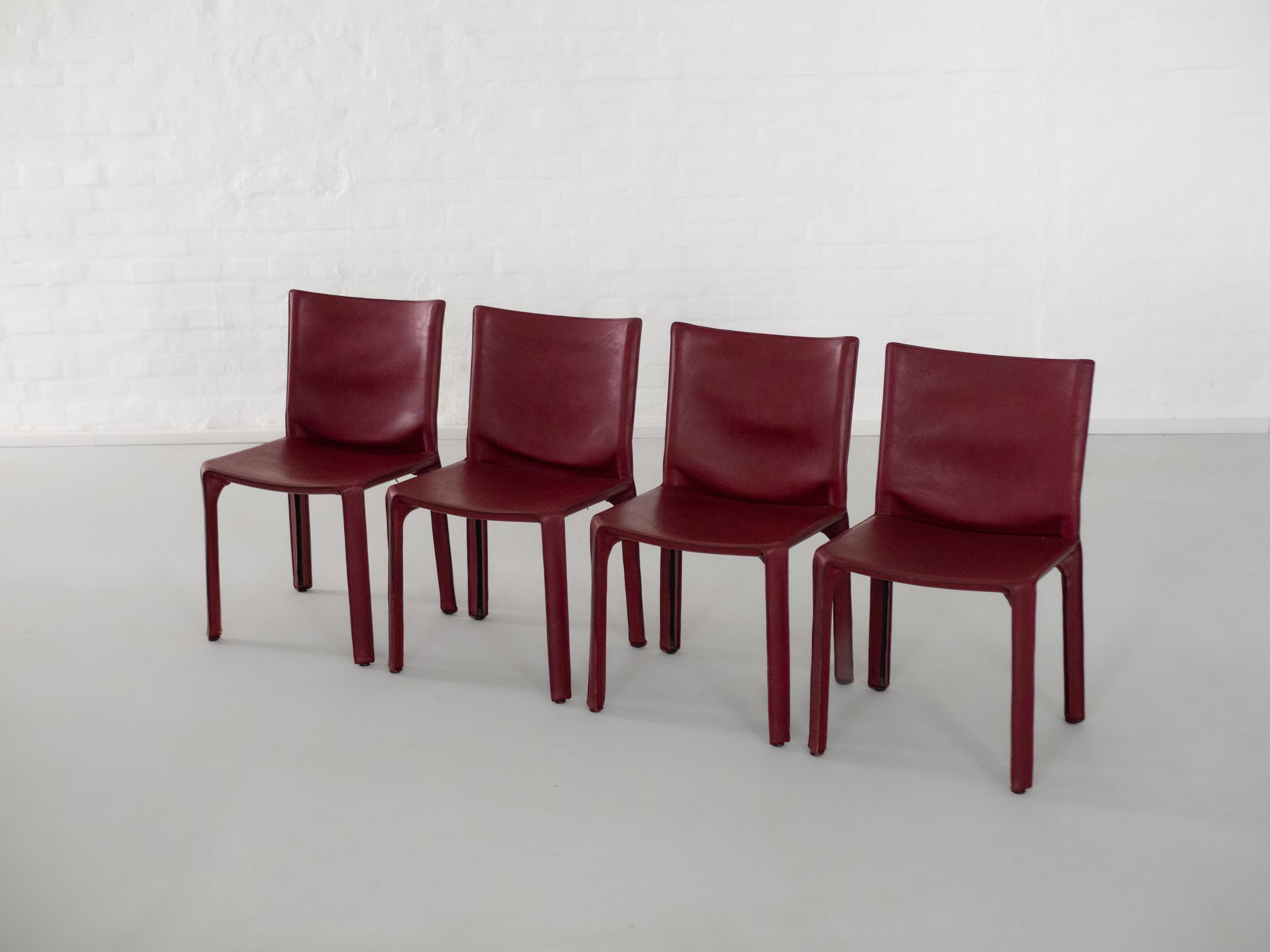 Der 1977 von dem bekannten italienischen Architekten und Designer Mario Bellini entworfene Stuhl Cab 412 ist eine gefeierte Ikone des modernen Designs. Dieses innovative, von Cassina hergestellte Modell verfügt über einen robusten Stahlrahmen, der