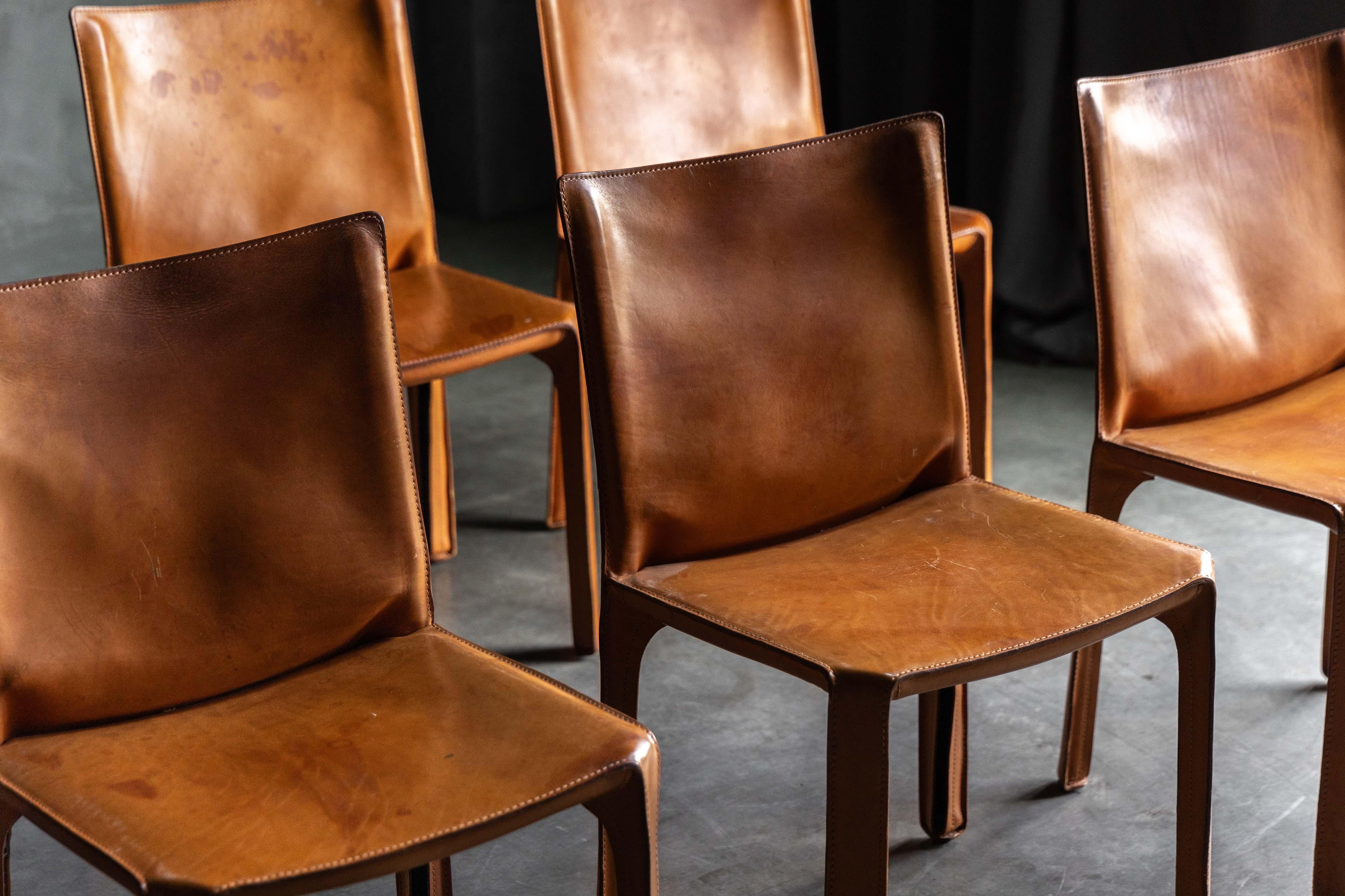Diese 1977 von Mario Bellini für Cassina entworfenen CAB 412 Stühle werden als der erste freistehende Kuhfellstuhl der Welt gefeiert. Ein innovatives Werk, bei dem die Form dem Verhältnis zwischen Skelett und Haut folgt. Jeder Stuhl ist mit warmem