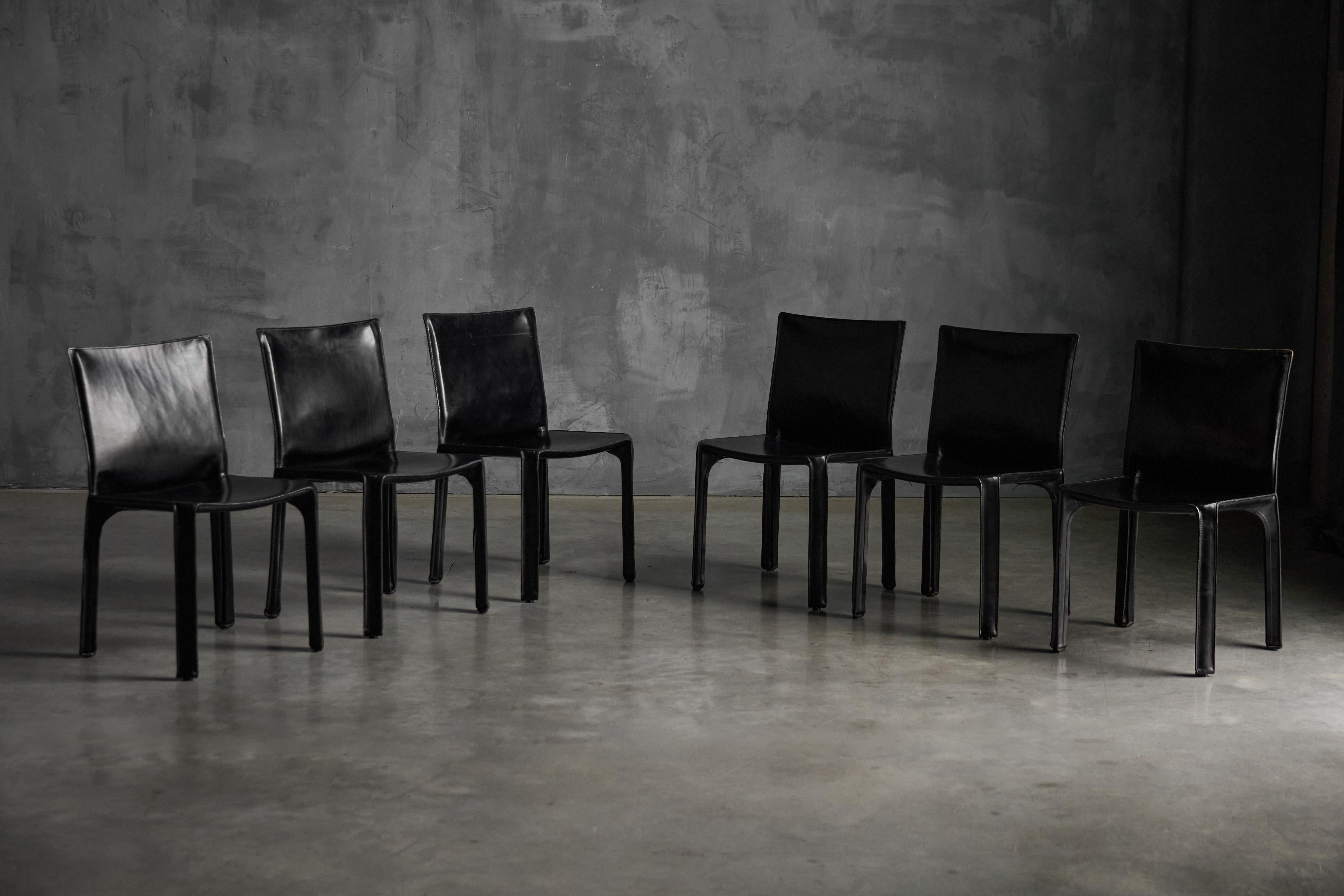 Der 1977 von Mario Bellini für Cassina entworfene Stuhl CAB ist ein Meisterwerk des italienischen Designs. Jeder Stuhl besteht aus einem Stahlrohrrahmen, der mit dickem Sattelleder umhüllt ist, das sorgfältig vernäht und mit Reißverschlüssen