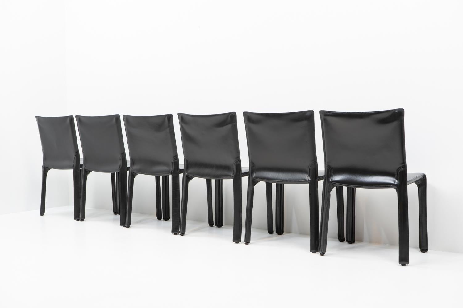 Ensemble de six chaises d'appoint Cab 412 en cuir noir par Mario Bellini pour Cassina.

La chaise Cab est constituée d'un cadre tubulaire sur lequel est posé un épais cuir de selle ; la peau de cuir est maintenue en place par des fermetures à