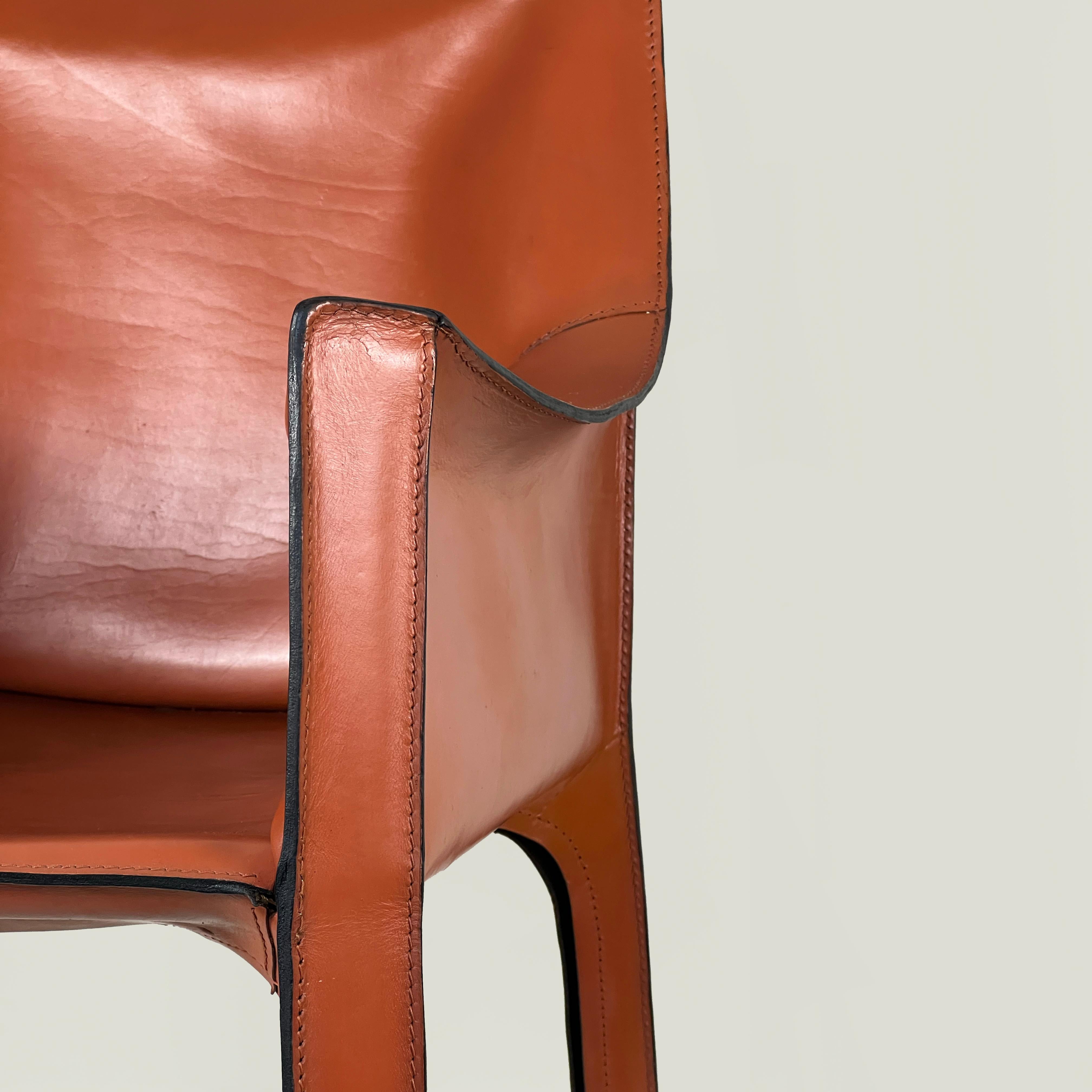 Cognacfarbener Ledersessel CAB 413 von Mario Bellini für Cassina, Italien 1970er Jahre

Der Stuhl Cab 413 ist die bahnbrechende Realisierung des weltweit ersten Stuhls mit einer selbsttragenden Lederstruktur. Das Leder wird auf den Metallrahmen