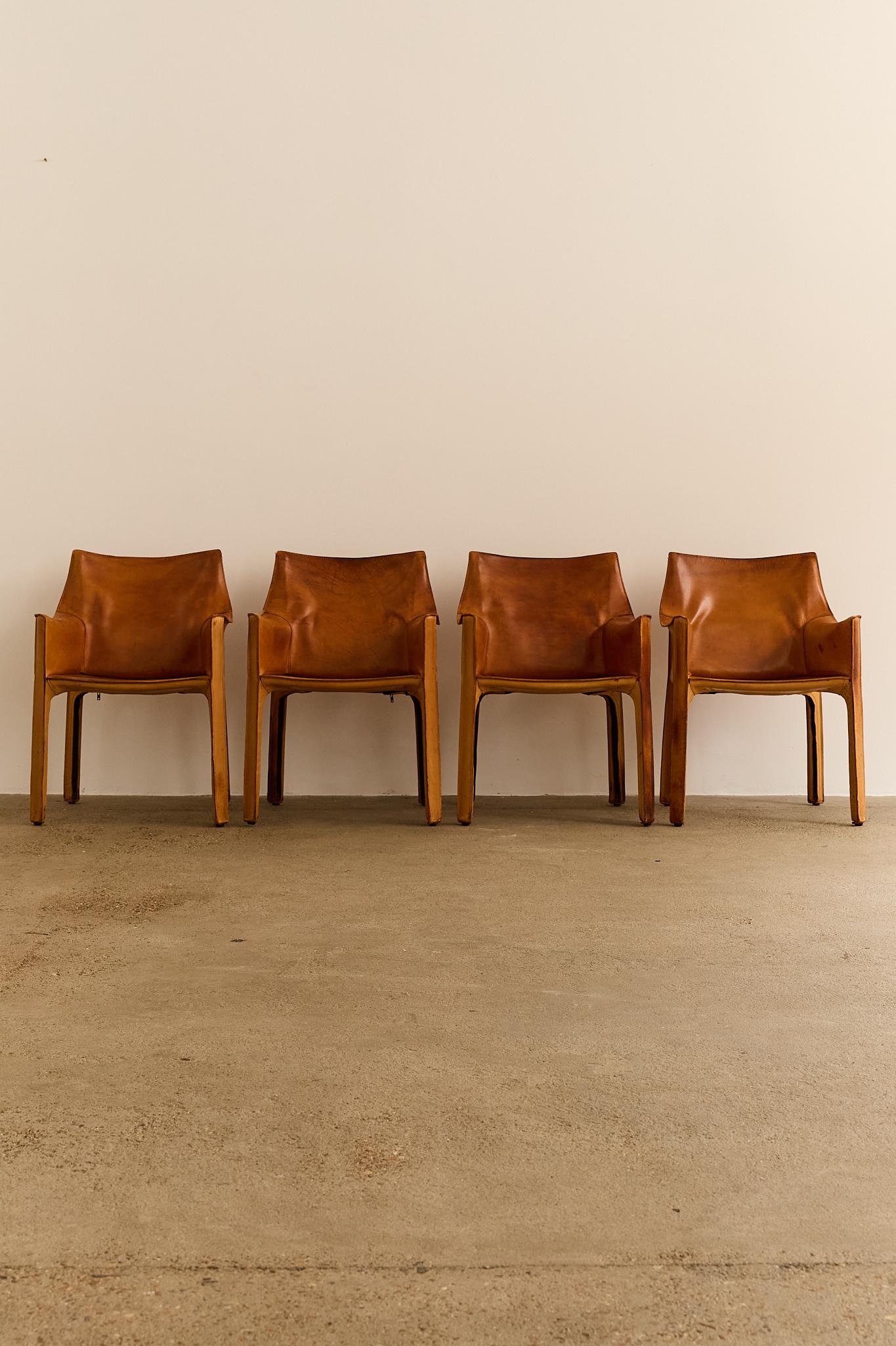 Der 1977 erstmals produzierte Cab 413 ist ein Meilenstein des Designs von Mario Bellini für Cassina. Der für seine innovative, freistehende Lederstruktur gefeierte Stuhl ist vom Konzept der Haut und des Skeletts inspiriert, wobei sich der Lederbezug