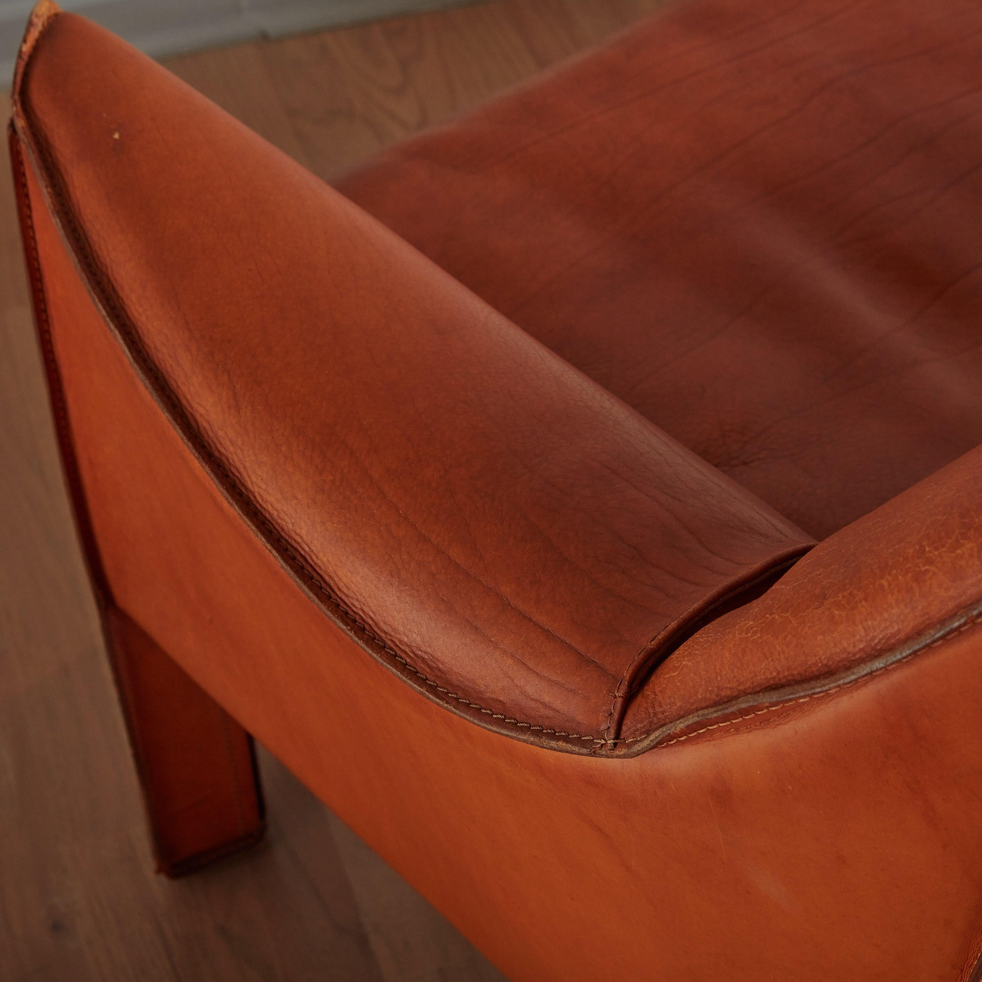 Cab' Loveseat in Original Leather by Mario Bellini for Cassina, Italy 1977 For Sale 4