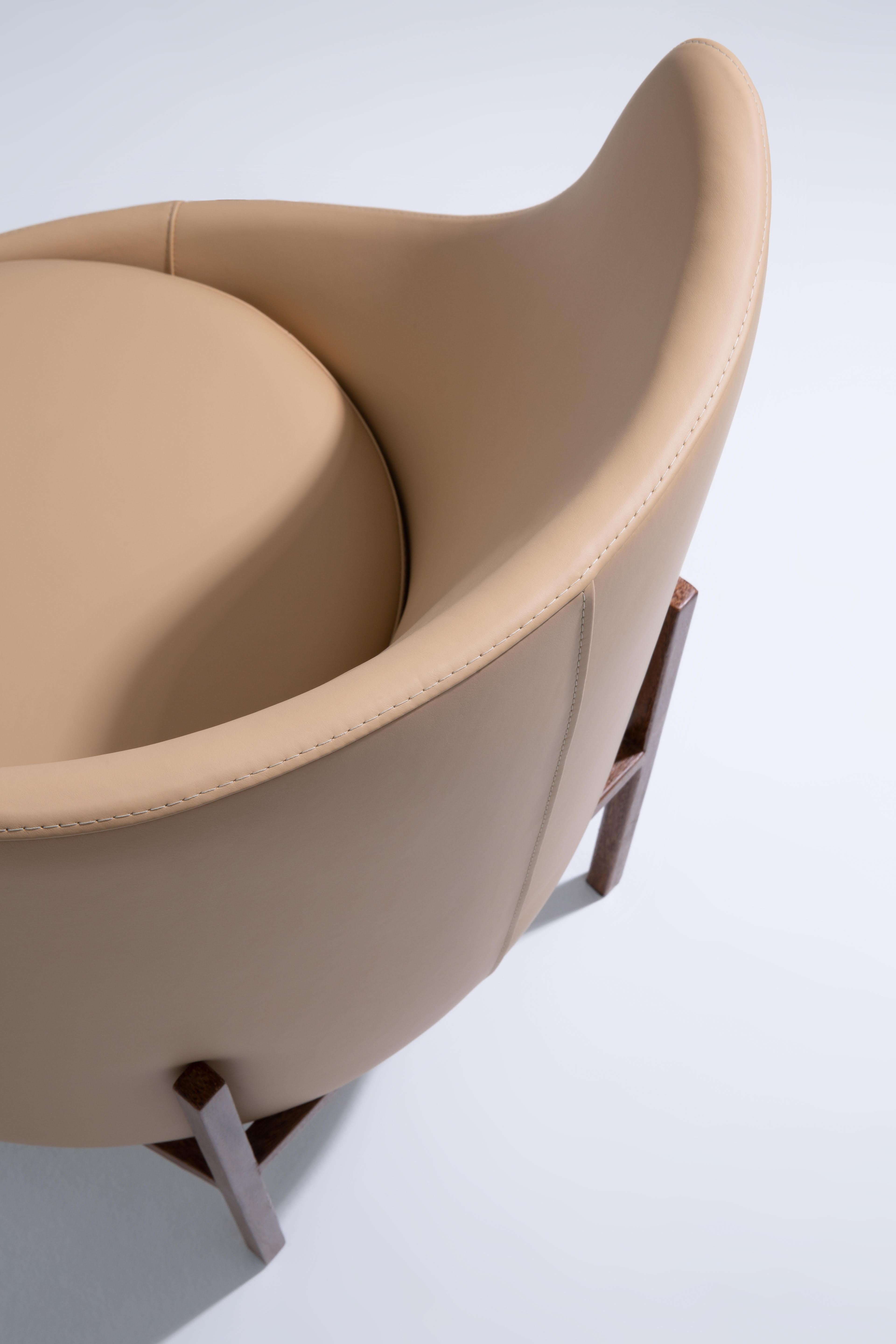 La Poltrona Cabaça è il primo pezzo d'arredamento dello Studio AJ+, progettato dall'architetto e designer Nildo José come un sentito omaggio al sertão brasiliano del nord-est. Ispirata alla 