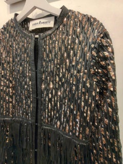 Romantische schwarze Lederjacke mit Pailletten und Fransen von Caban, Größe 42