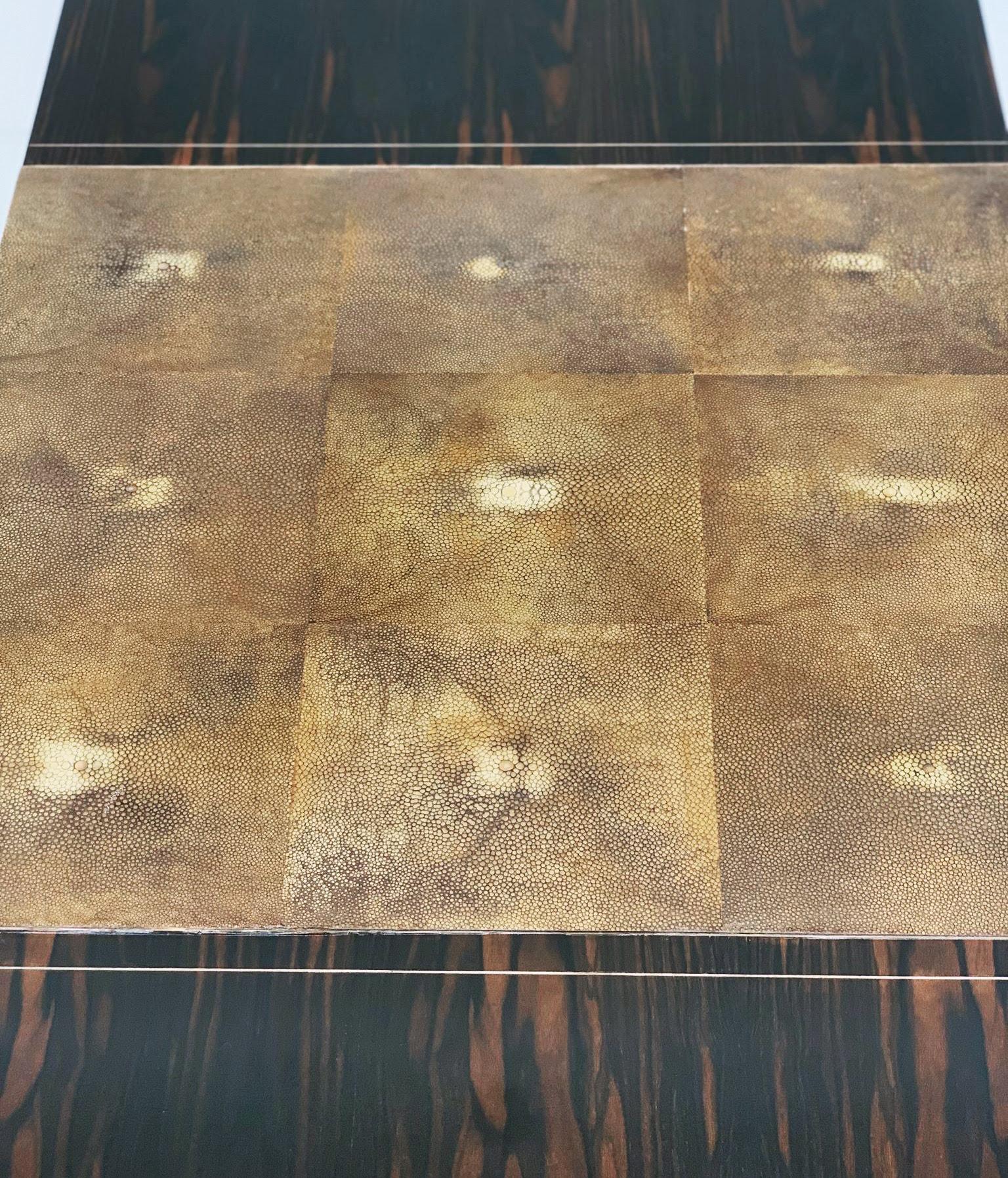 Mesa baja Cabanel Basse-Boule Piel de zapa de Macassar Según Émile-Jacques Ruhlmann Zapa en venta