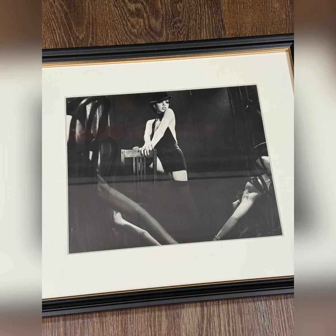 Cabaret (1969) - FRAMED
Foto Standbild (8 X 10 Zoll)

Originales fotografisches Produktionsstandbild.

Liza Minnelli bezaubert in dieser atemberaubenden Szene aus Cabaret, in der sie in der dekadenten und zugleich bedrohlichen Kulisse des