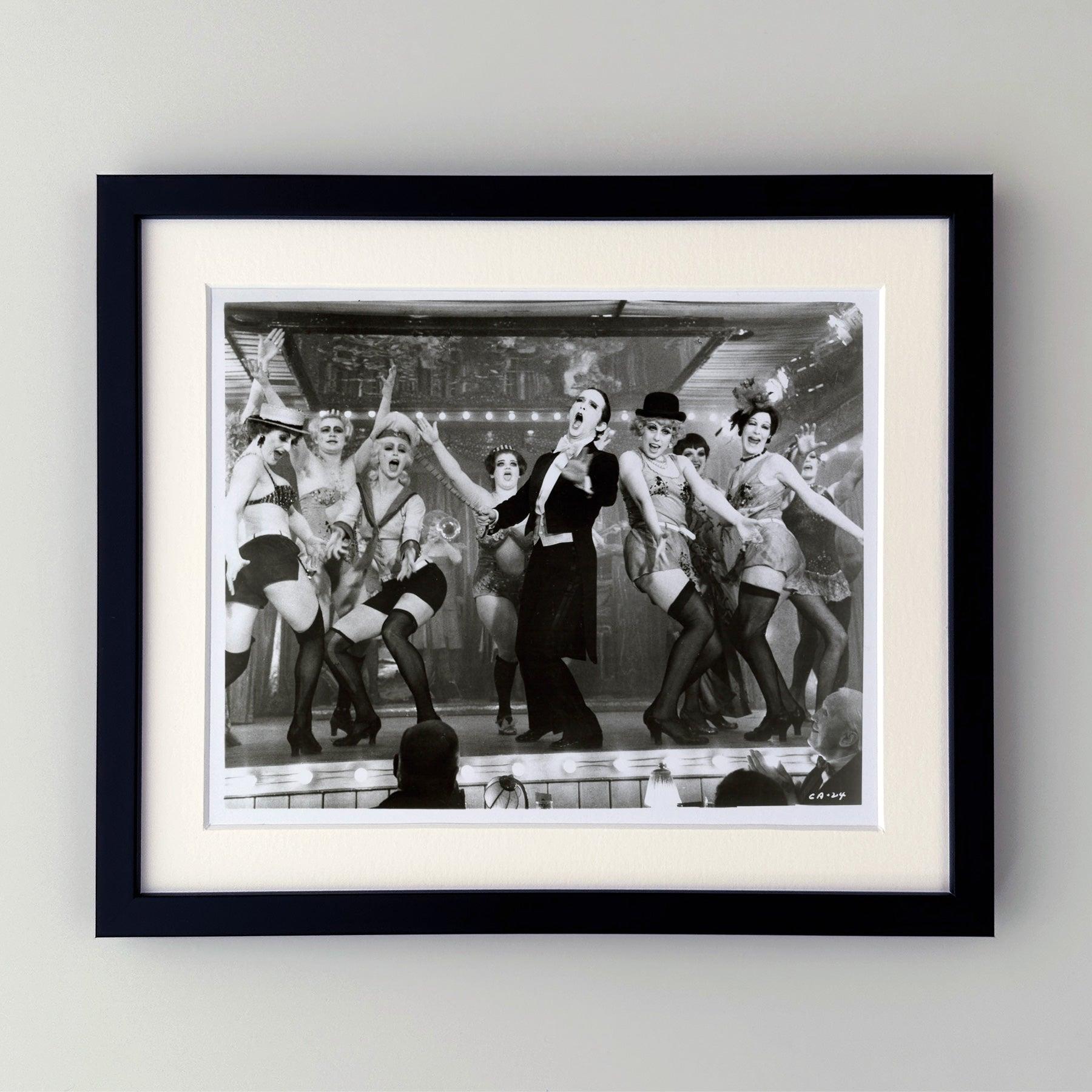  Original 8x10 Zoll Werbefilm Filmstill für Cabaret (1972). 

Werbefotos (Film/Produktion) wurden erstellt, um die Studios bei der Werbung für ihre neuen Filme zu unterstützen. Die Standbilder wurden den Pressemappen beigefügt und bei