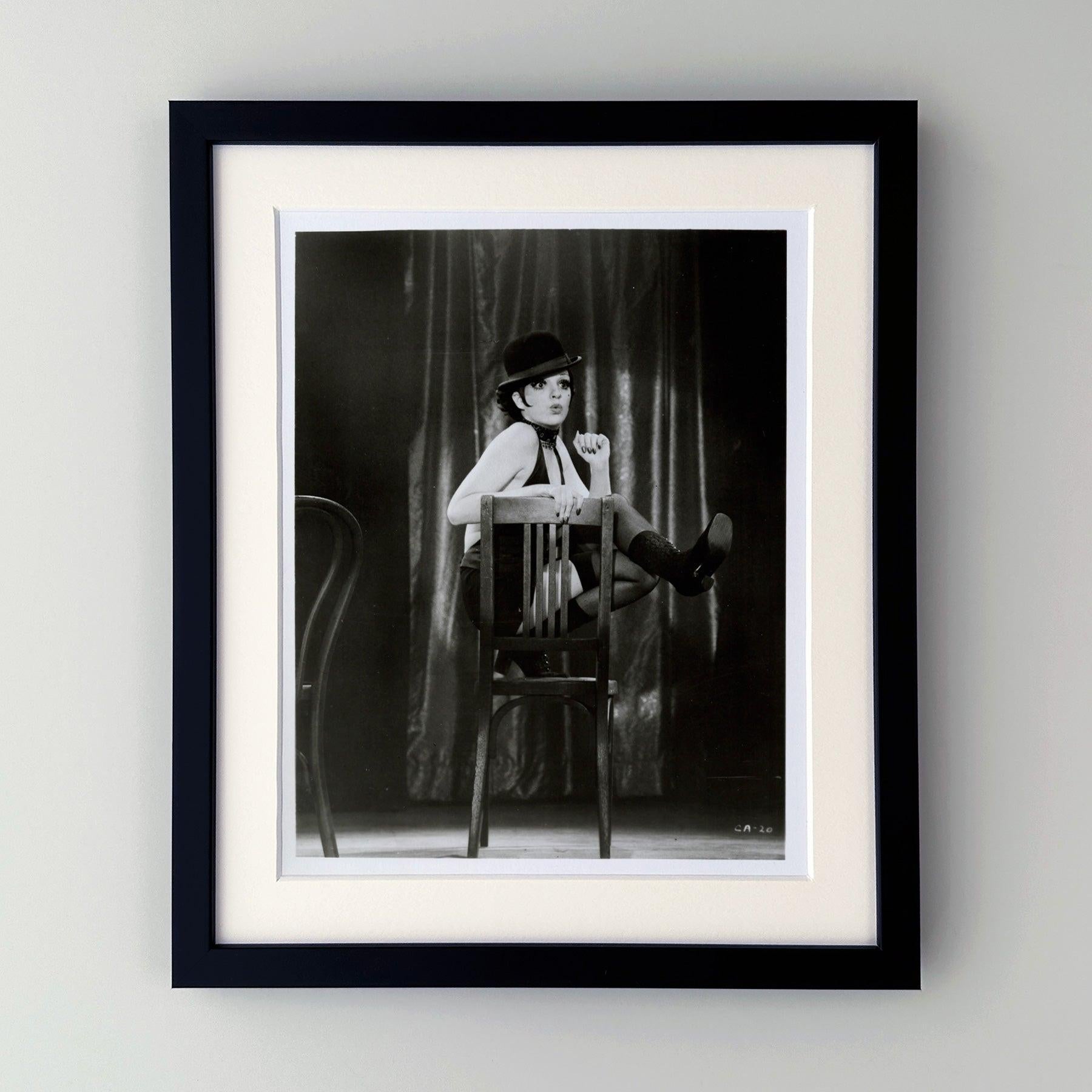  Fotogramma pubblicitario originale 8x10 pollici per Cabaret (1972) con Liza Minnelli nel ruolo di Sally Bowles. 

Le foto pubblicitarie (film/produzione) sono state create per aiutare gli studios a promuovere i loro nuovi film. Le foto sono state