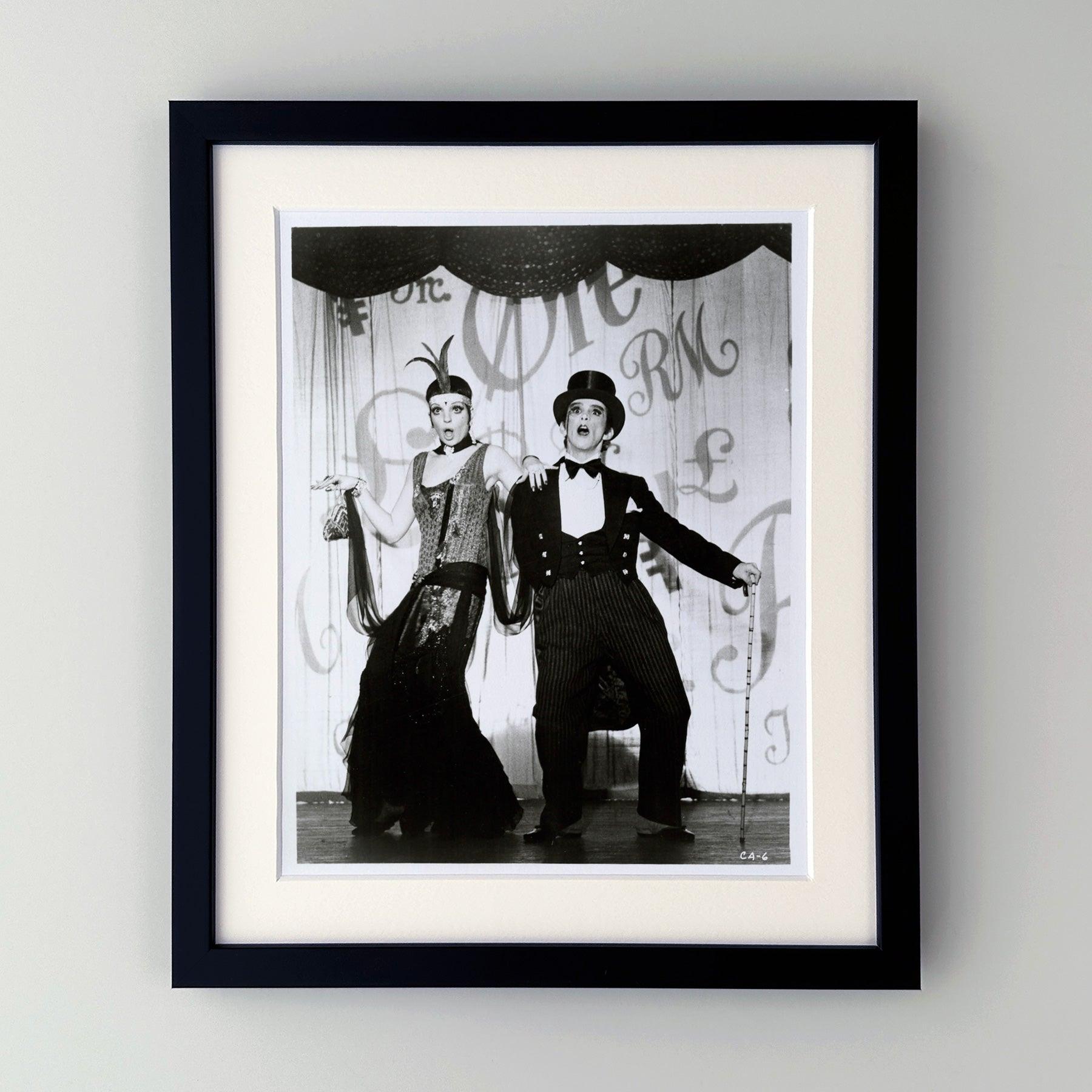  Original 8x10 Zoll Werbefilm Filmstill für Cabaret (1972) mit Liza Minnelli als Sally Bowles und Joel Grey als Zeremonienmeister. 

Werbefotos (Film/Produktion) wurden erstellt, um die Studios bei der Werbung für ihre neuen Filme zu unterstützen.