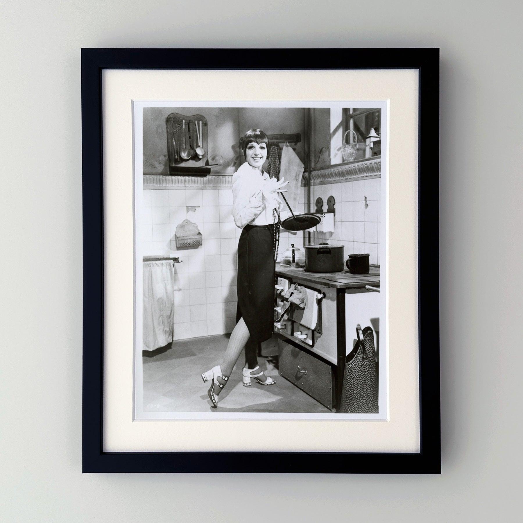  Fotogramma pubblicitario originale 8x10 pollici per Cabaret (1972) con Liza Minnelli nel ruolo di Sally Bowles. 

Le foto pubblicitarie (film/produzione) sono state create per aiutare gli studios a promuovere i loro nuovi film. Le foto sono state