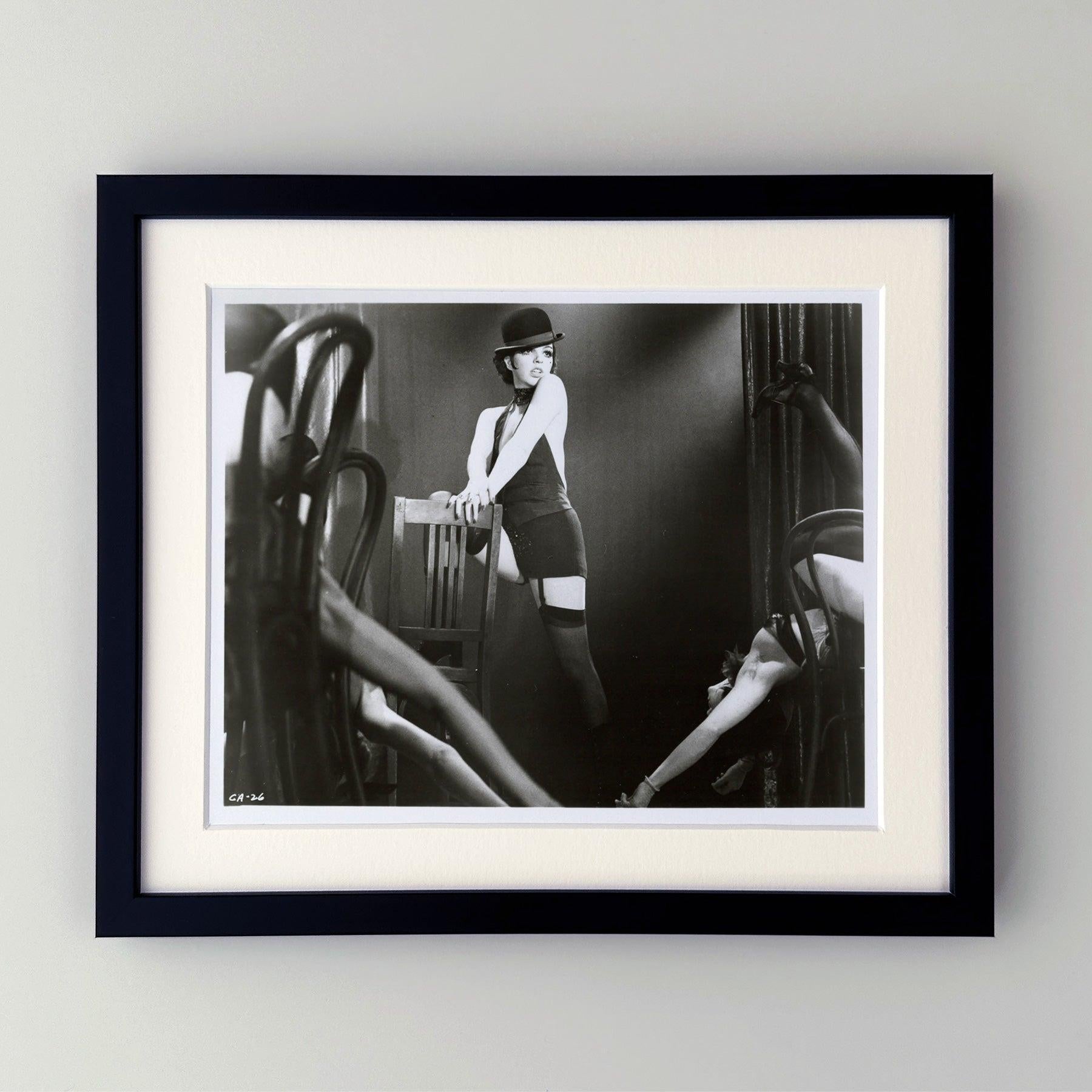  Original 8x10 inches Publicity Film Movie Still for Cabaret (1972) featuring Liza Minnelli as Sally Bowles. 

Les photos de publicité (film/production) ont été créées pour aider les studios à promouvoir leurs nouveaux films. Les photos ont été