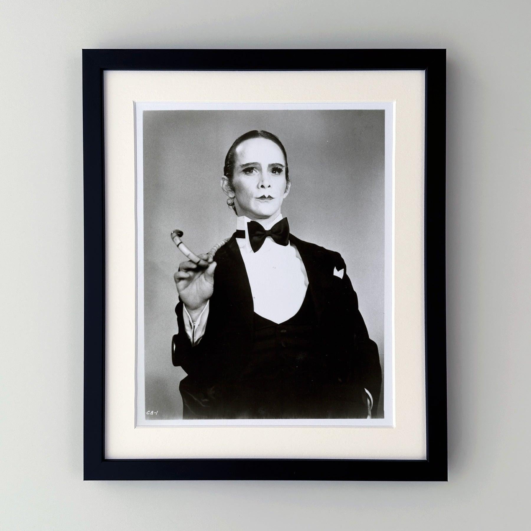 Original 8x10 Zoll Publicity Film Film Still für Cabaret (1972) mit Joel Grey.
   

Werbefotos (Film/Produktion) wurden erstellt, um die Studios bei der Werbung für ihre neuen Filme zu unterstützen. Die Standbilder wurden den Pressemappen beigefügt
