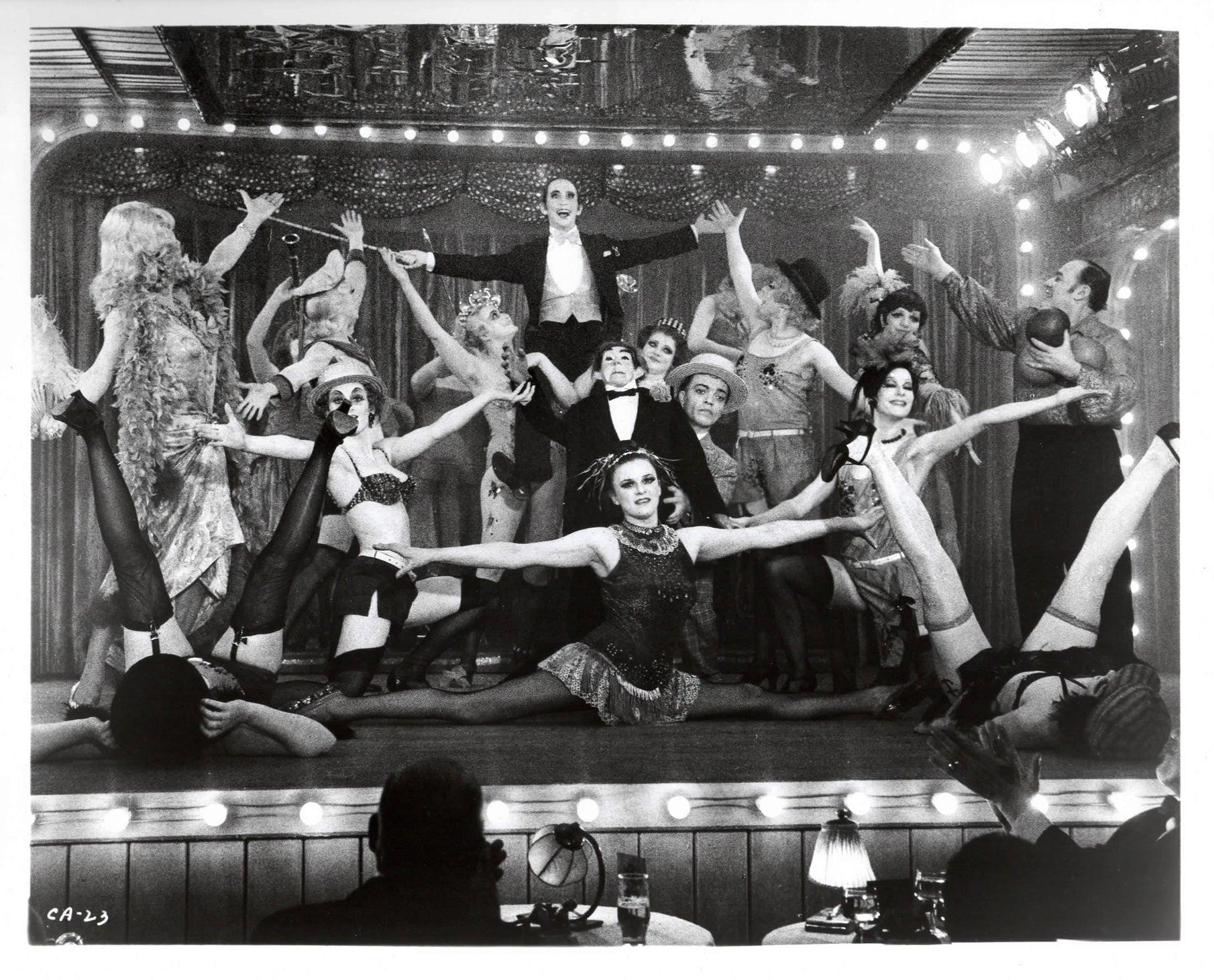 Cabaret 1972 Pressewerbung Film Filmstill gerahmt im Zustand „Hervorragend“ im Angebot in Bath, Somerset